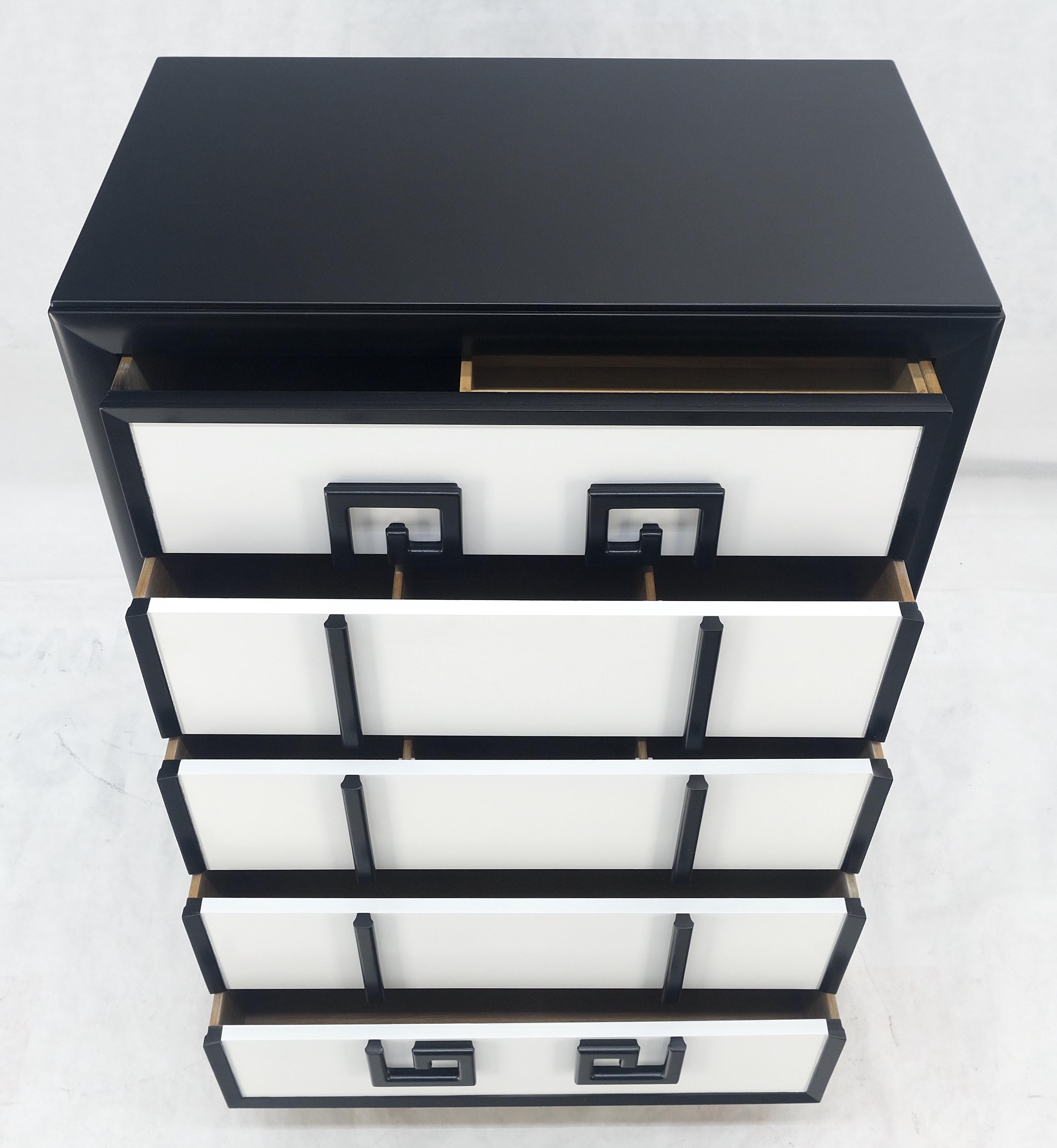 ¡Kittinger Cómoda Mandarina Lacada en Blanco y Negro 5 Cajones MINT! en venta 2