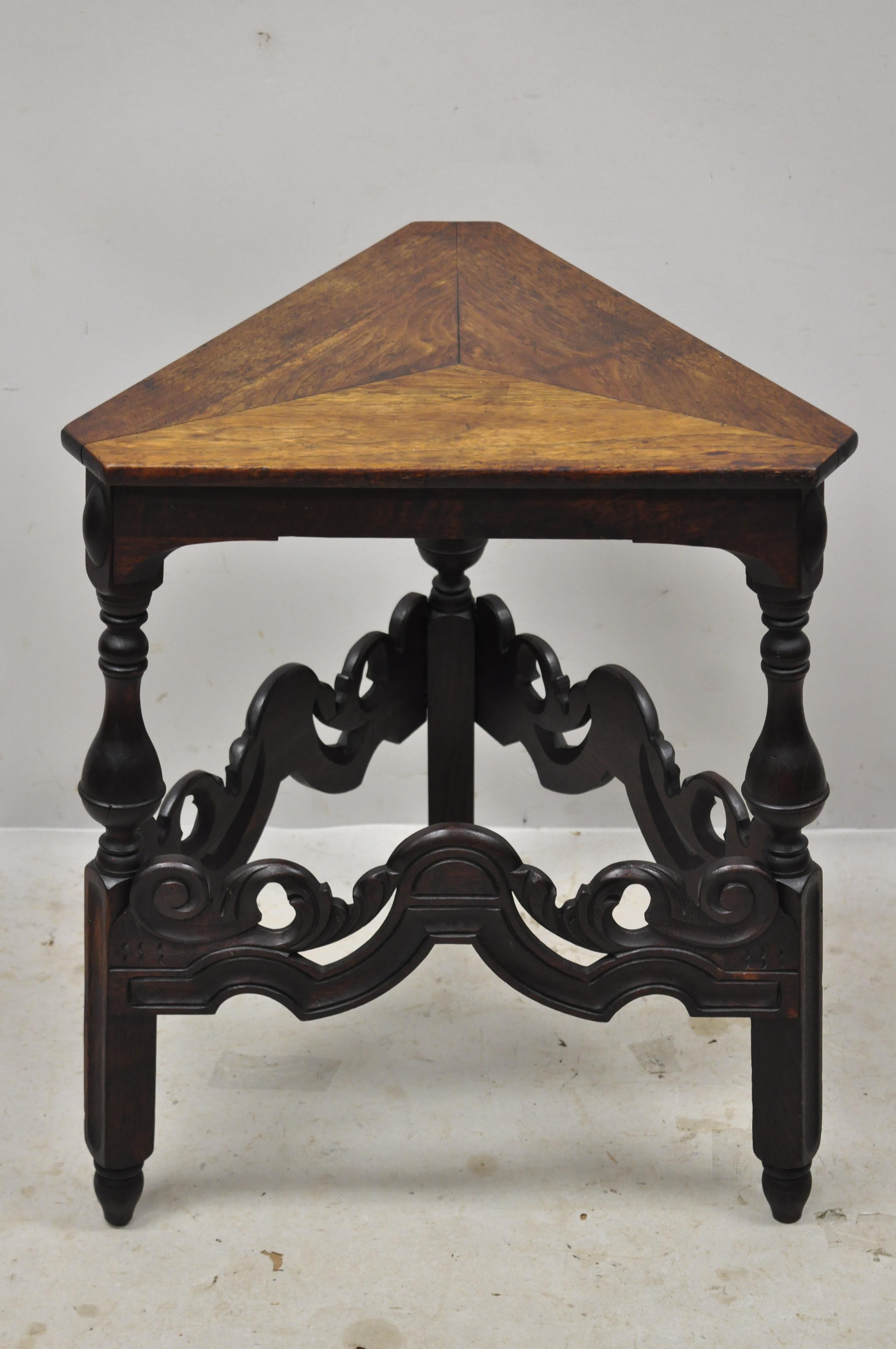 Kittinger buffalo Spanish Renaissance walnut triangle occasional side accent table. Item features beautiful wood grain, nicely carved details, original label, very nice antique item, great style and form. circa early to mid 1900s. Measurements:
