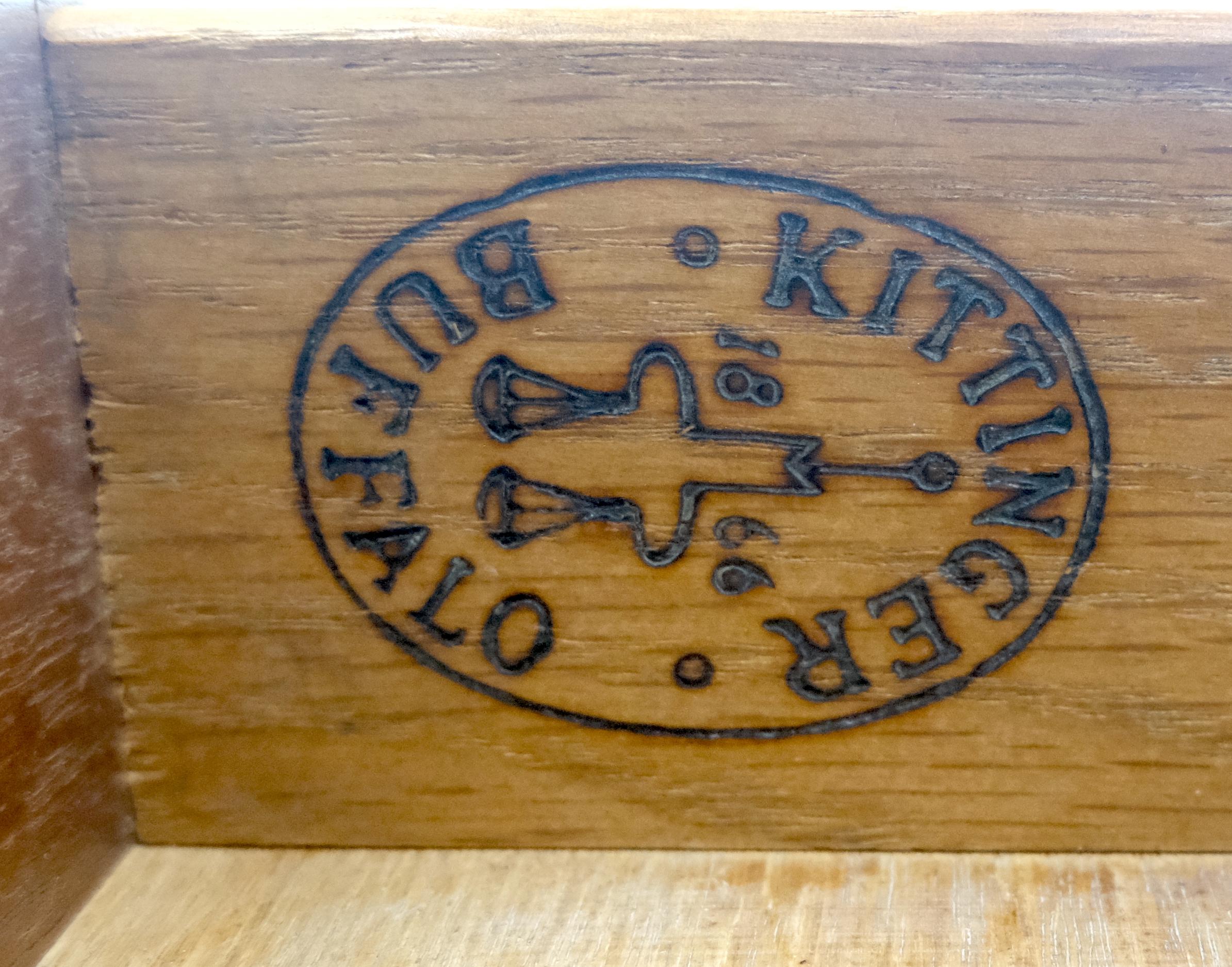 Kittinger Consola de madera de nogal de 3 cajones Queen Anne Mesa de escritorio MENTA en venta 5