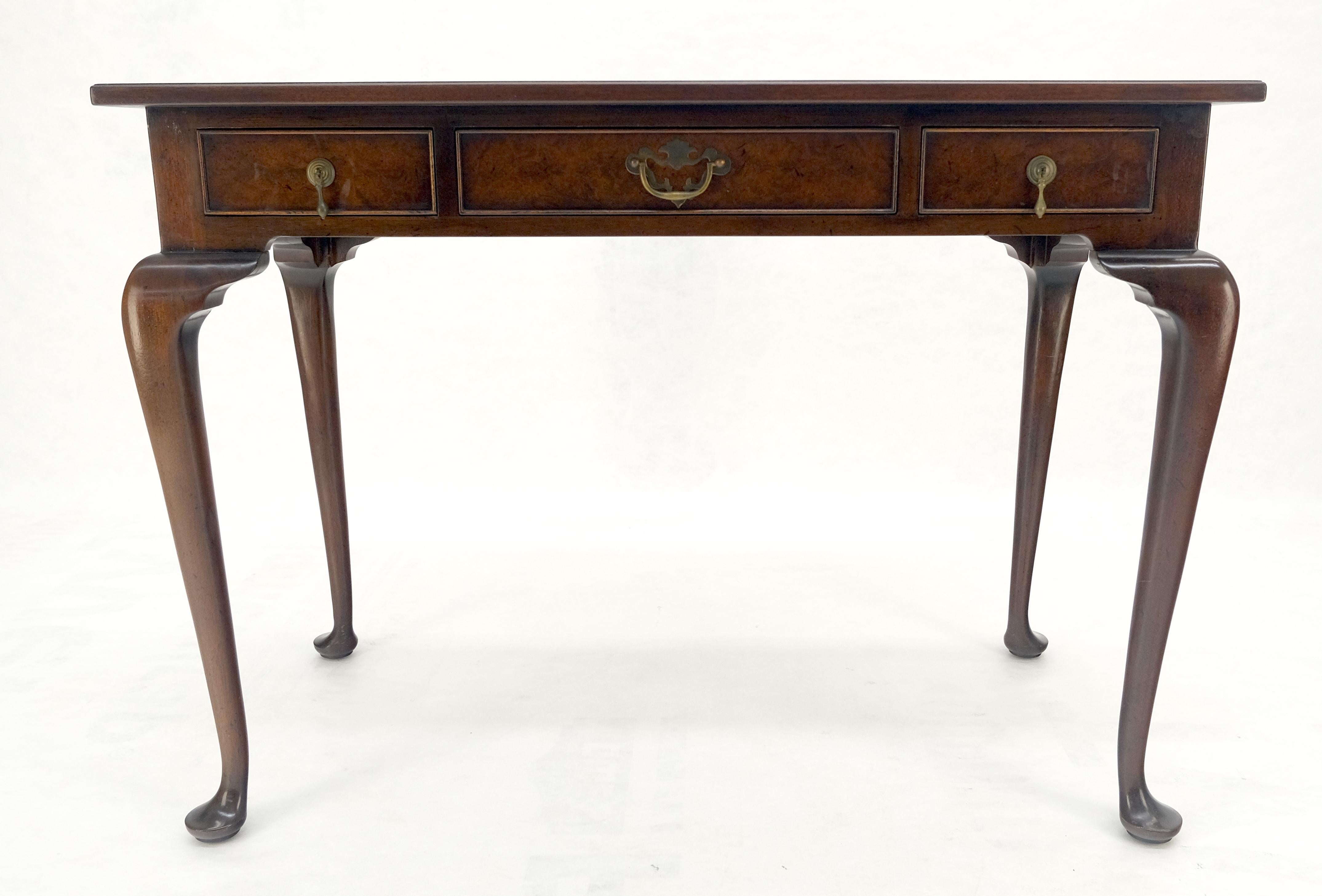 Kittinger Consola de madera de nogal de 3 cajones Queen Anne Mesa de escritorio MENTA Estadounidense en venta