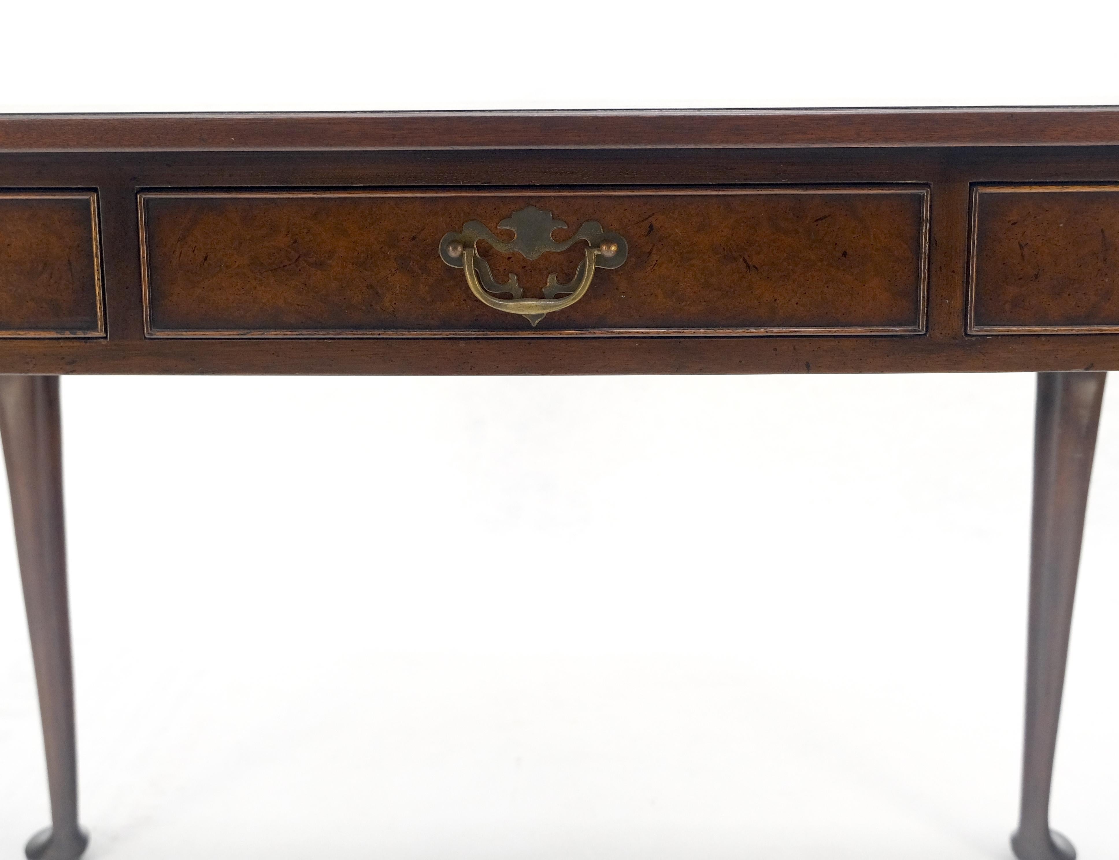 Kittinger Consola de madera de nogal de 3 cajones Queen Anne Mesa de escritorio MENTA Lacado en venta