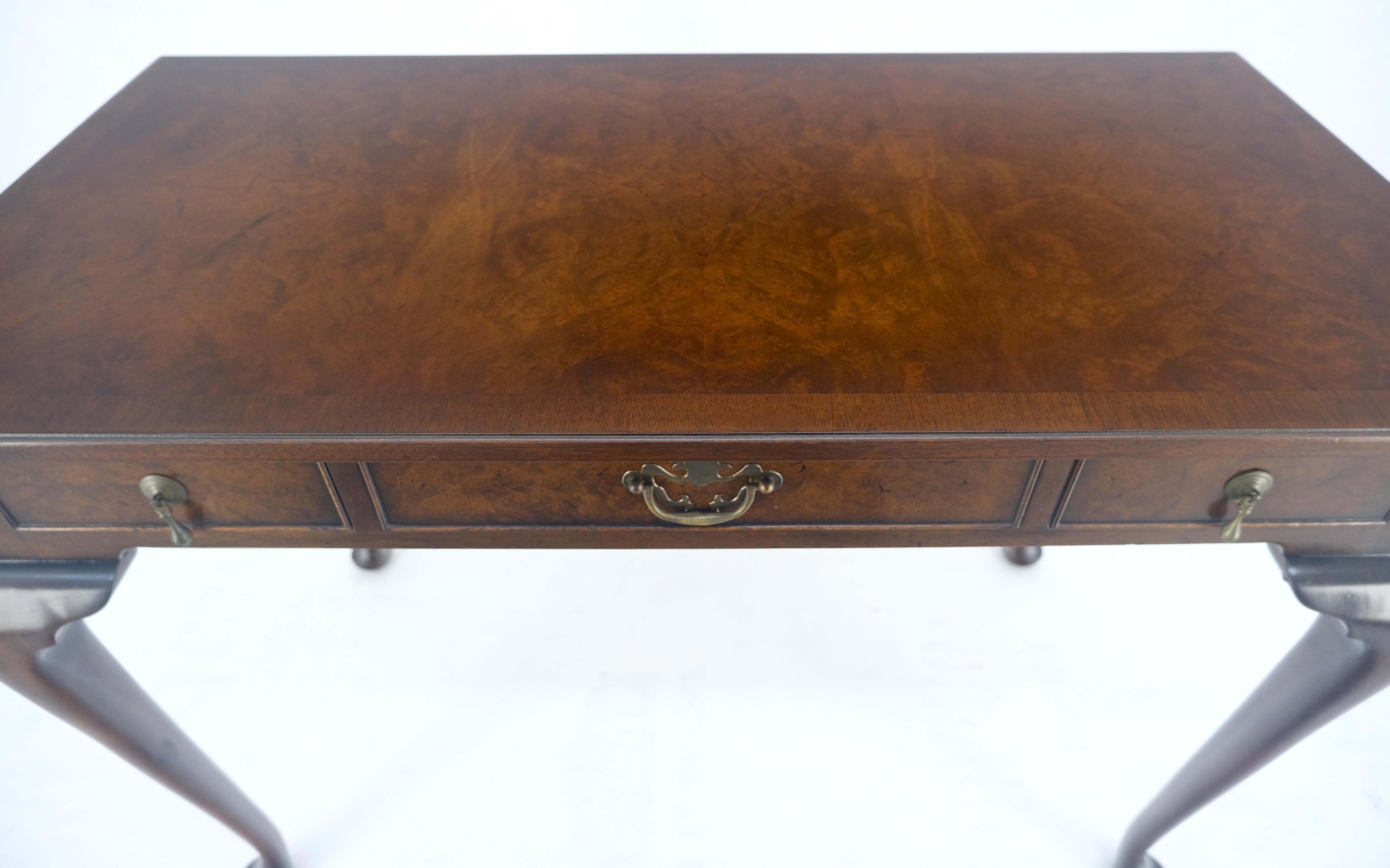 Kittinger Consola de madera de nogal de 3 cajones Queen Anne Mesa de escritorio MENTA en Bueno estado para la venta en Rockaway, NJ