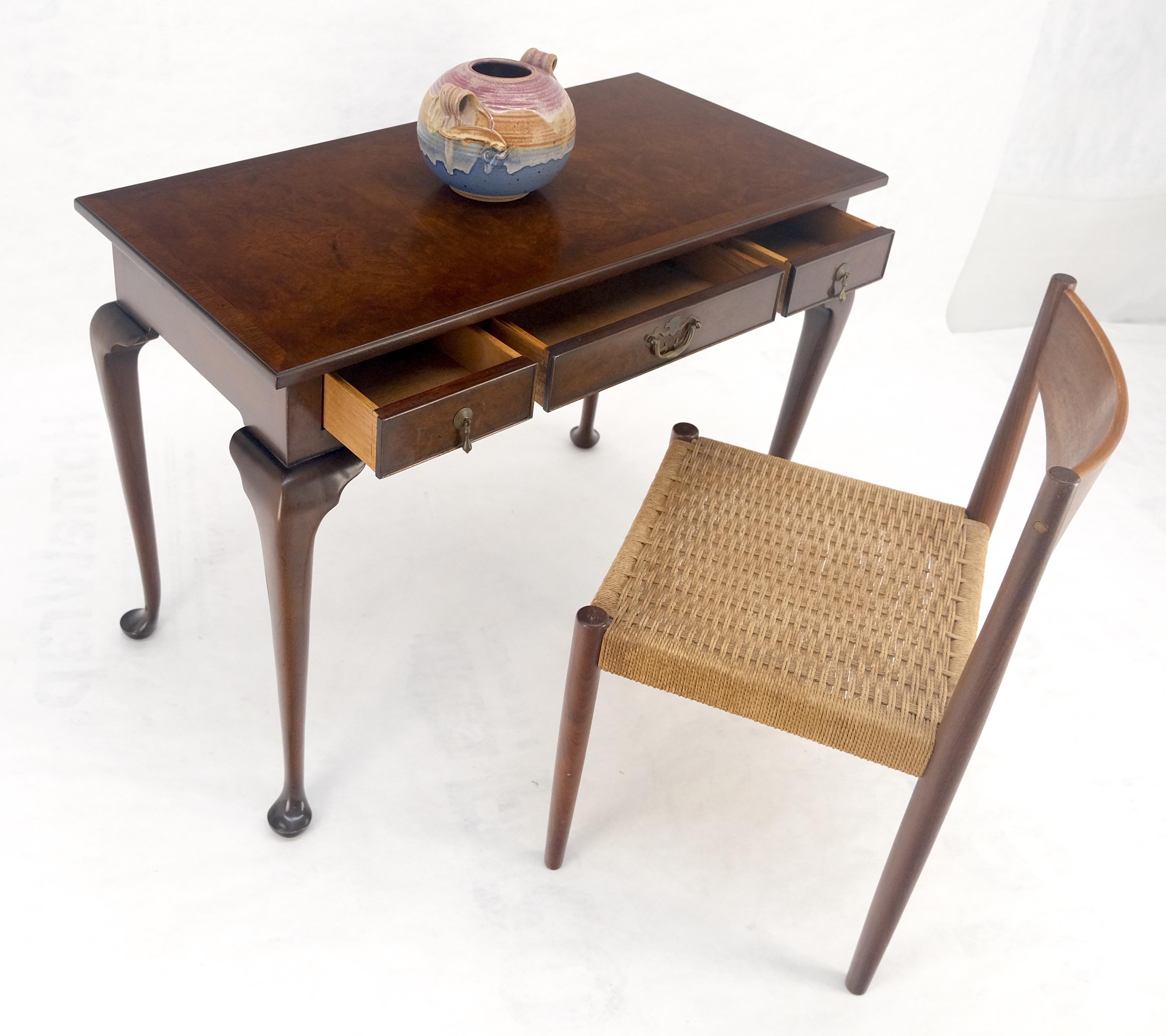 Kittinger Consola de madera de nogal de 3 cajones Queen Anne Mesa de escritorio MENTA siglo XX en venta