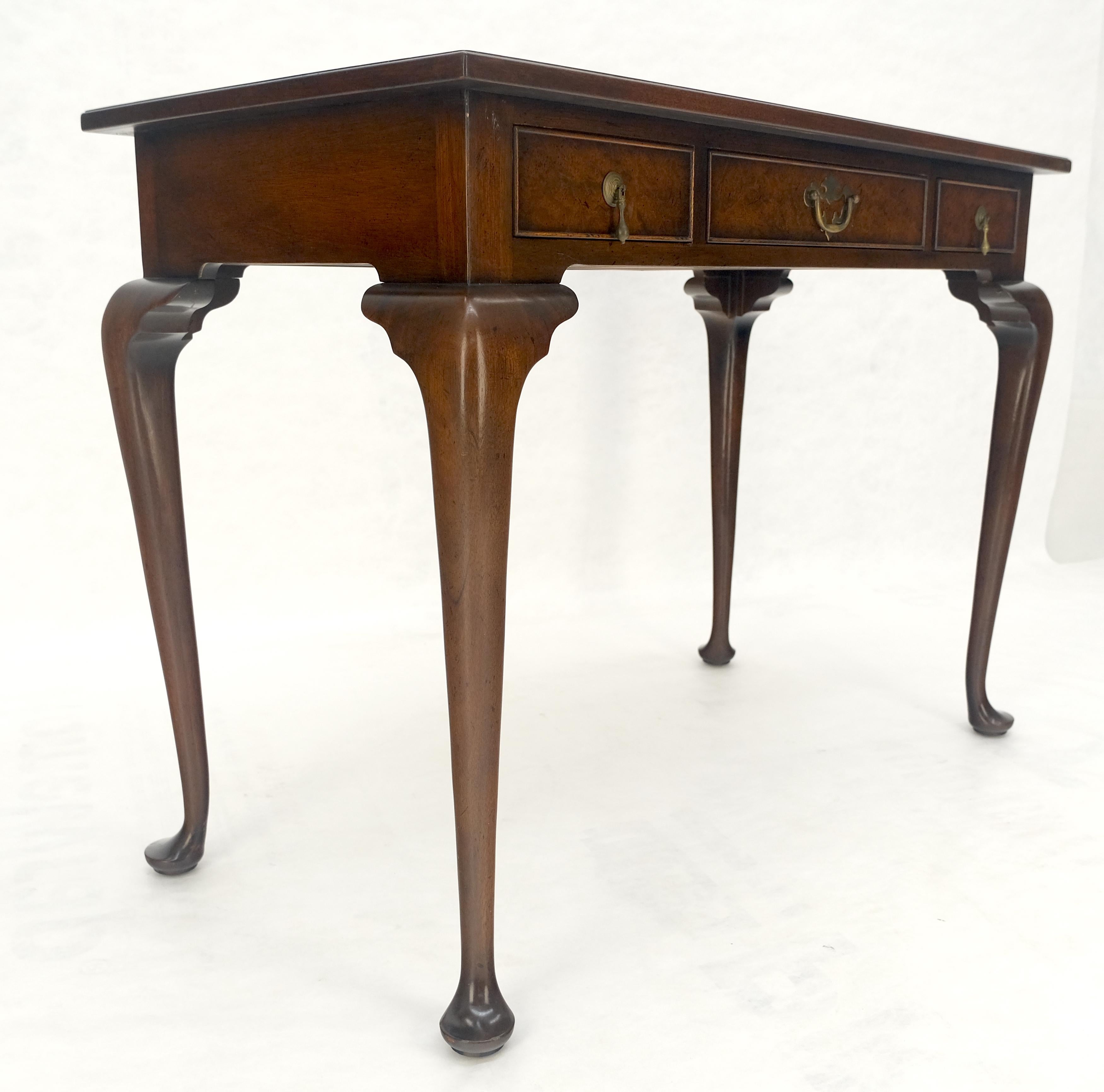 Kittinger Consola de madera de nogal de 3 cajones Queen Anne Mesa de escritorio MENTA Madera de burl en venta
