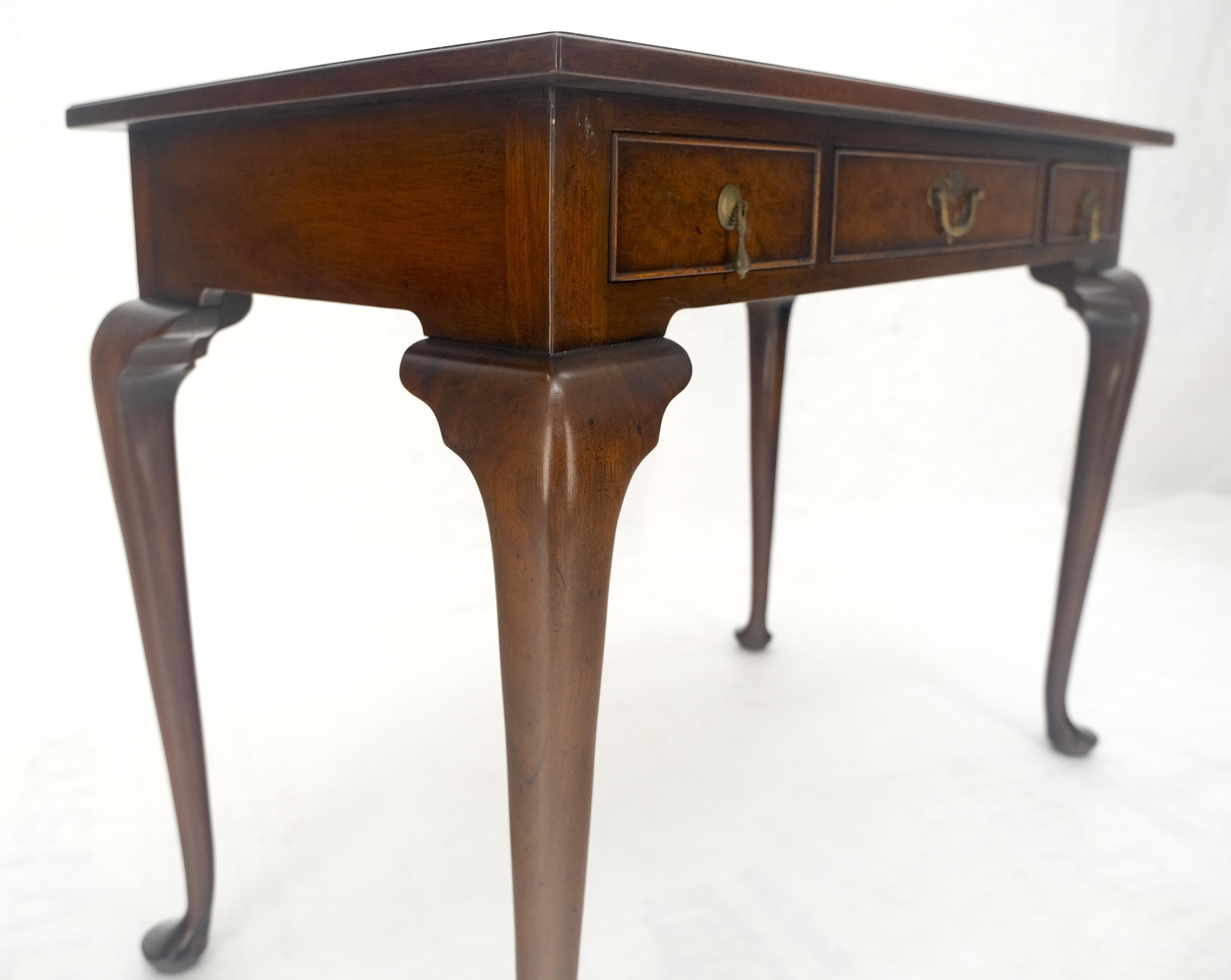 Kittinger Consola de madera de nogal de 3 cajones Queen Anne Mesa de escritorio MENTA en venta 2