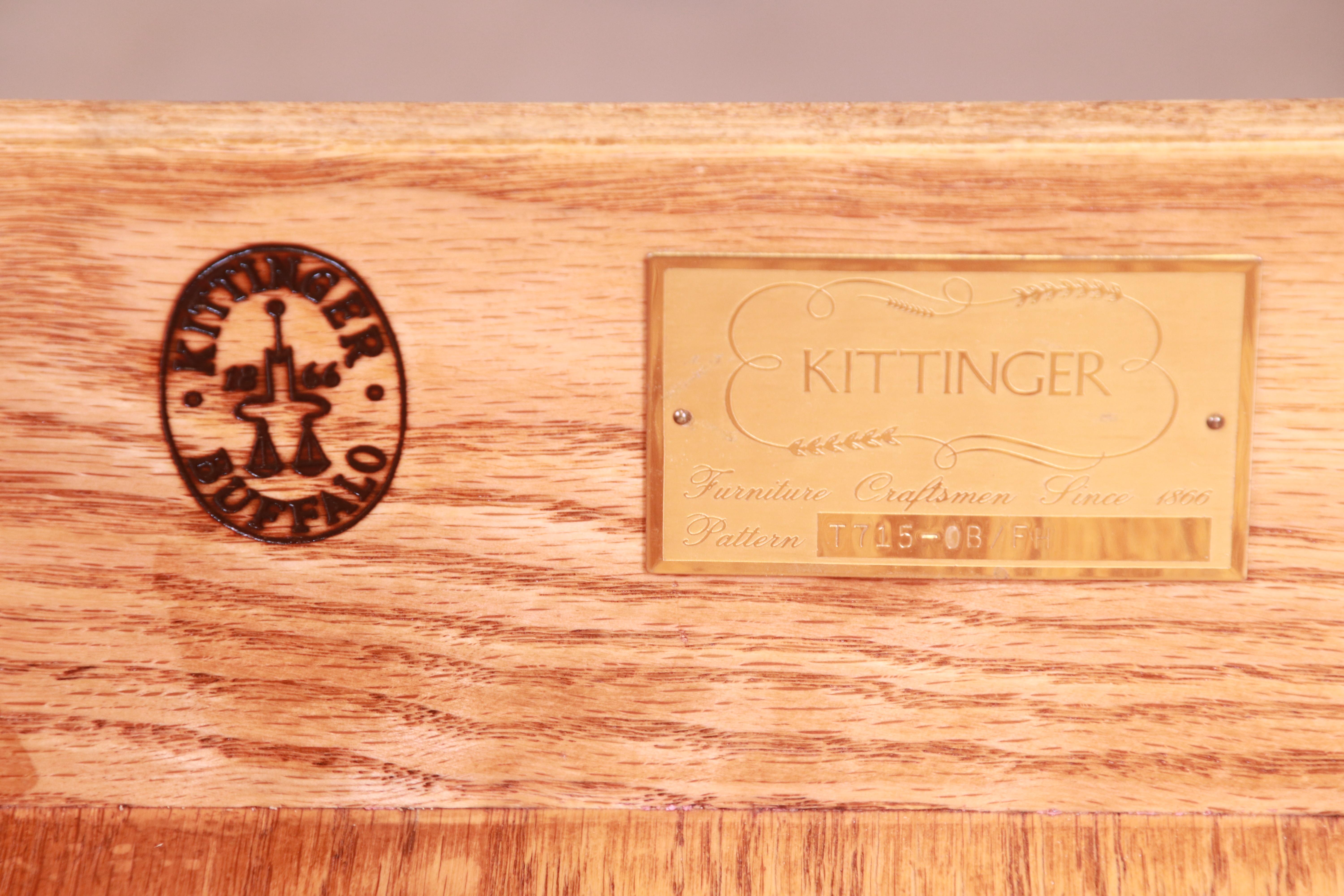 Kittinger Chippendale-Schreibtisch oder Anrichte aus Walnussholz und Mahagoni, neu lackiert im Angebot 10
