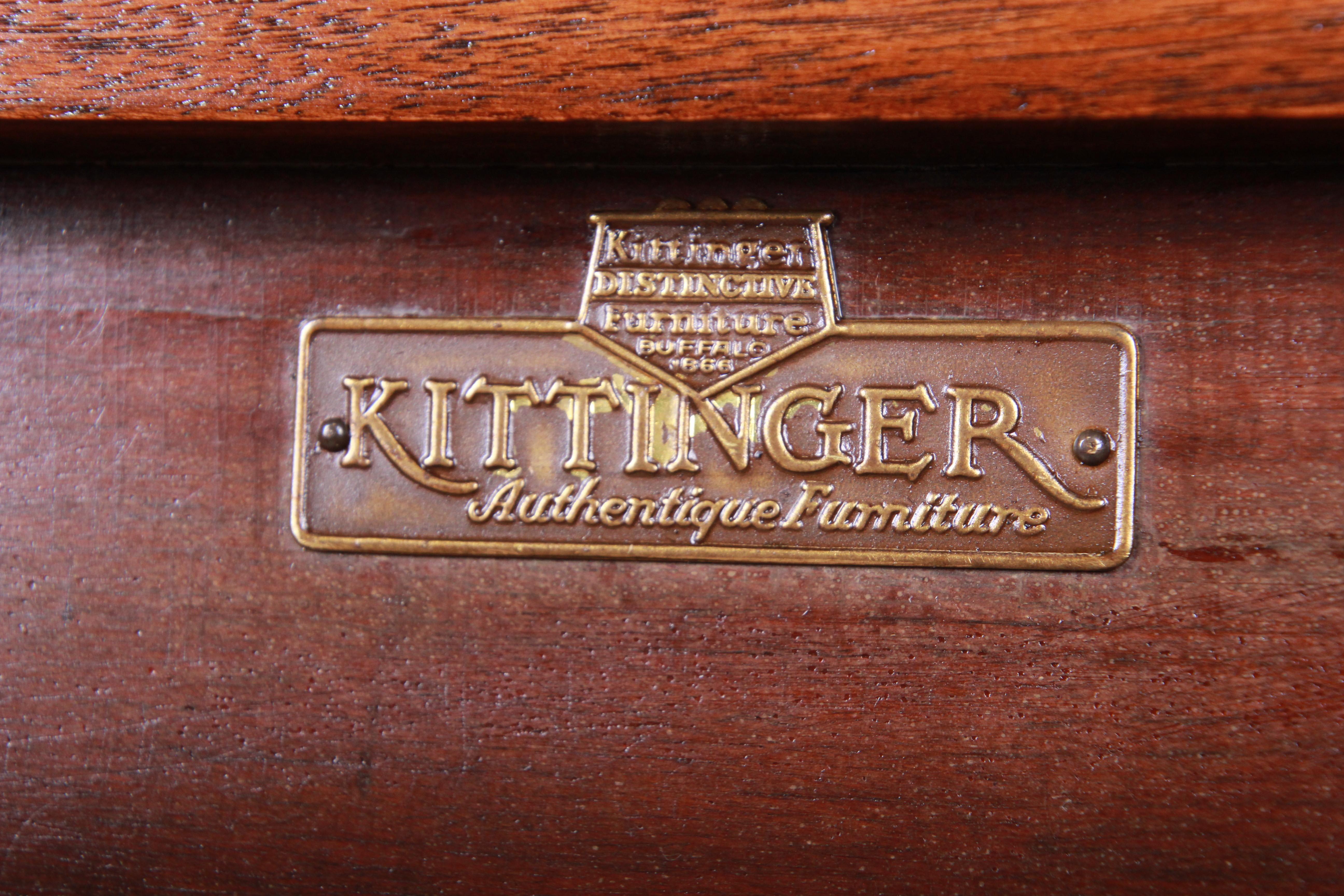 Commode à huit tiroirs Kittinger Chippendale en noyer brossé:: nouvellement restaurée en vente 11