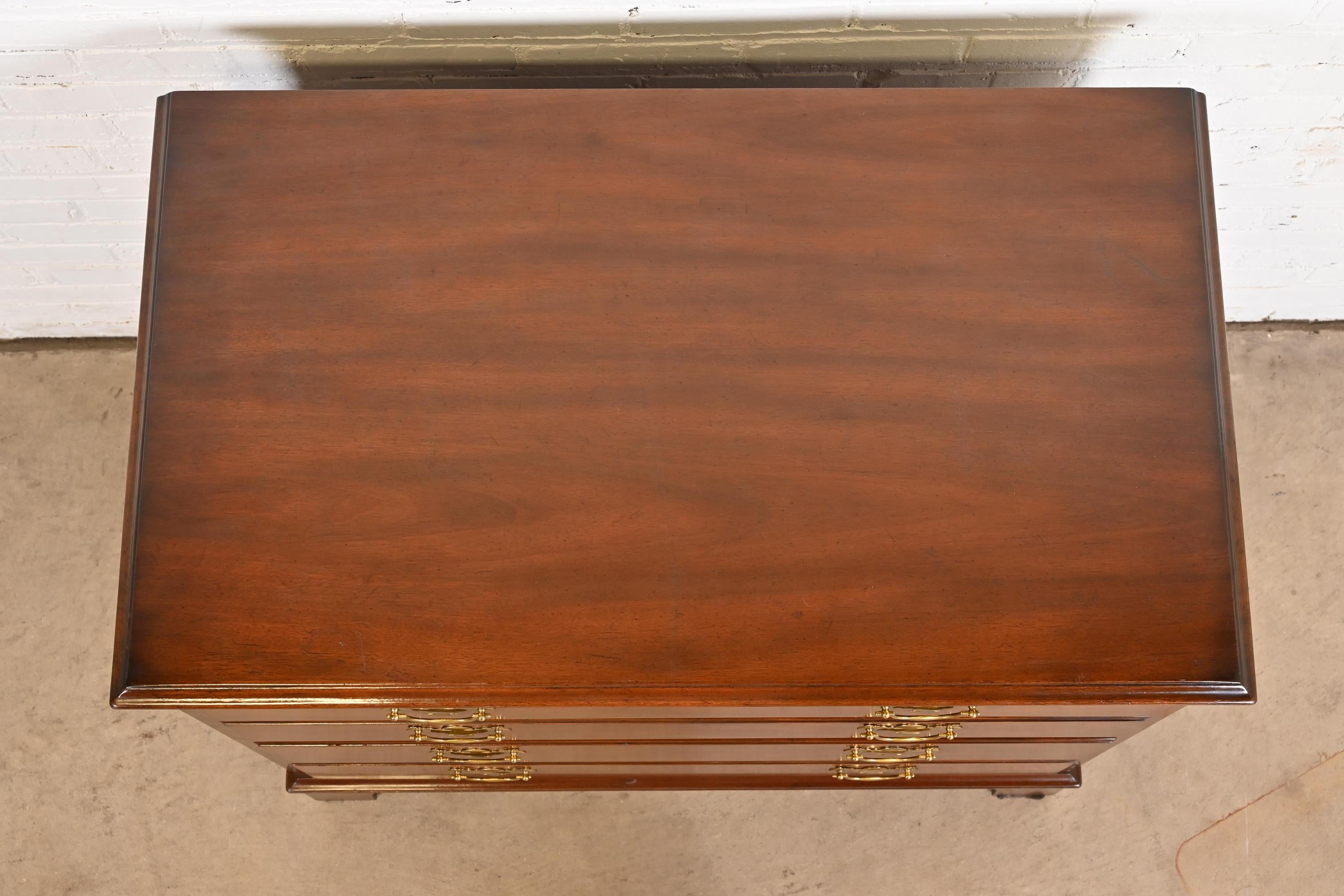 Baúl de cuatro cajones Kittinger Chippendale Colonial Williamsburg Caoba en venta 4