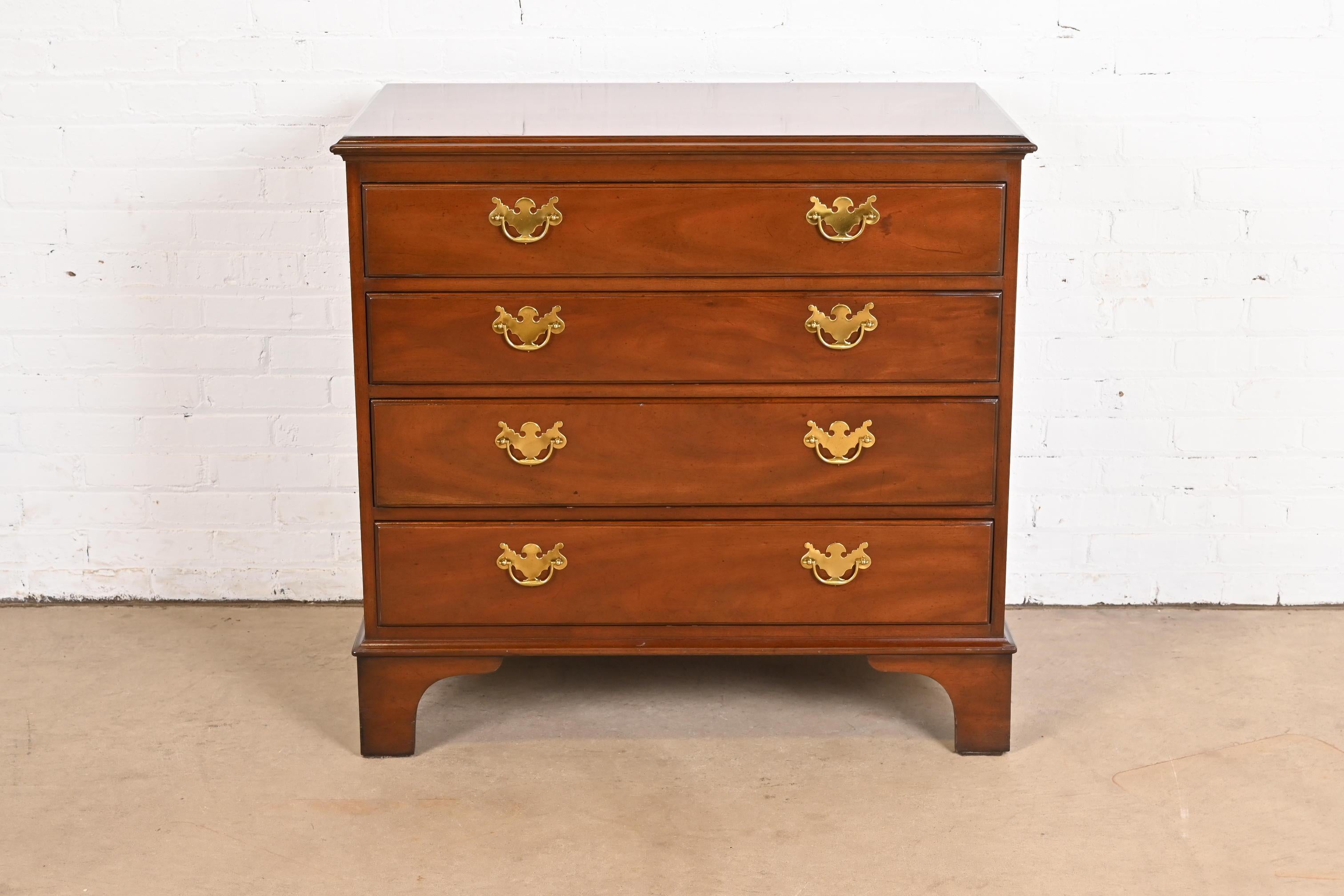 Una excepcional cómoda o baúl de soltero de cuatro cajones de estilo Chippendale o Georgiano

Por Kittinger, Colección 