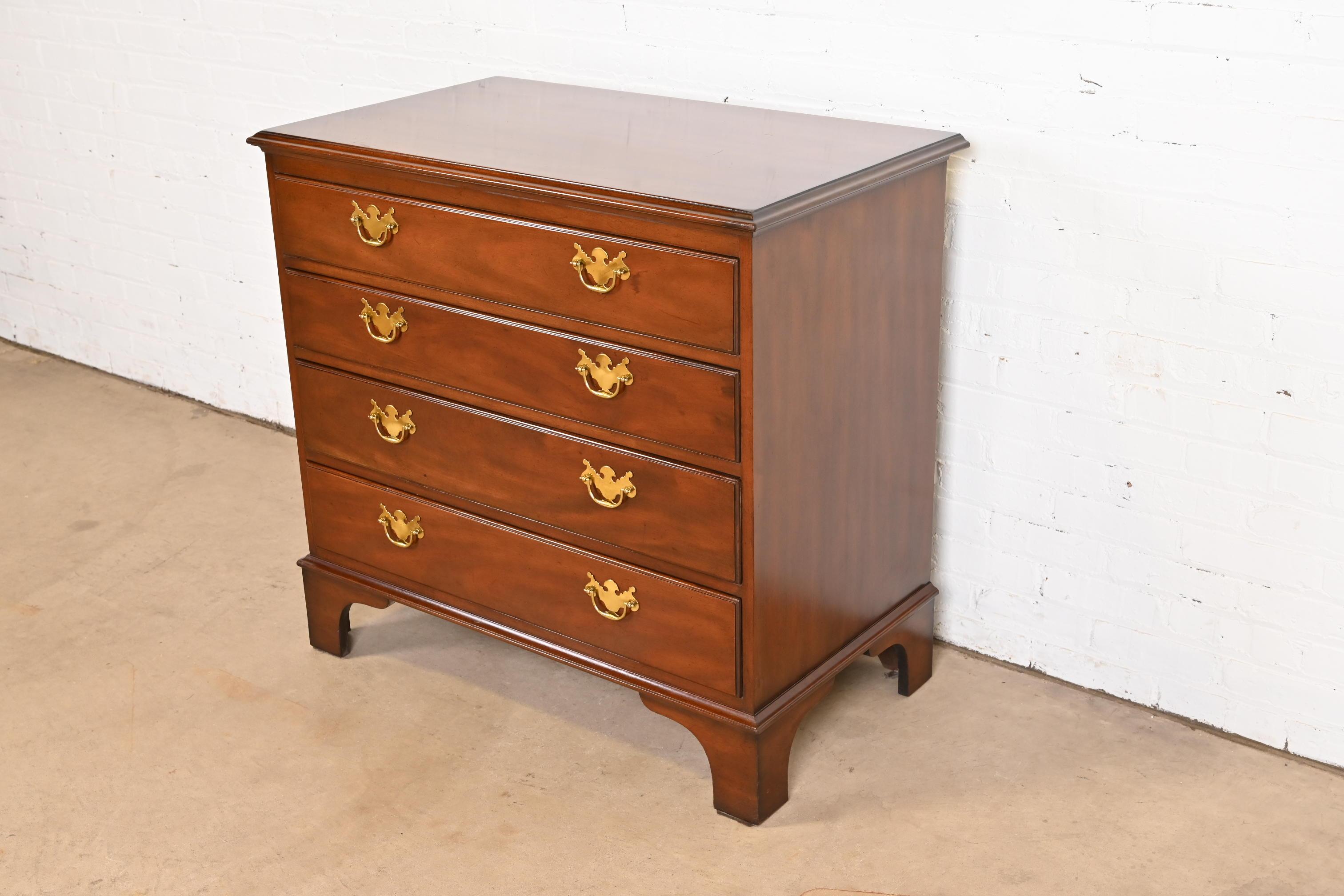 Baúl de cuatro cajones Kittinger Chippendale Colonial Williamsburg Caoba Estadounidense en venta