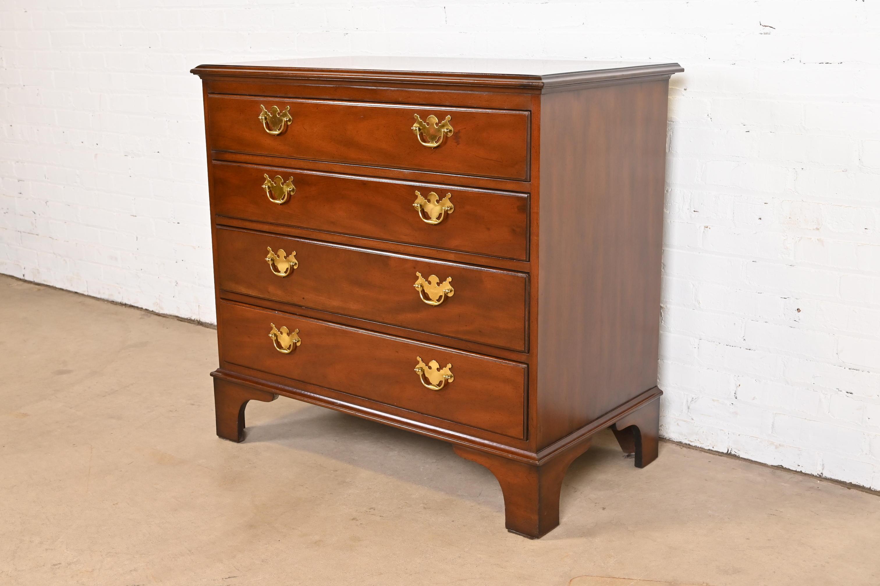 Baúl de cuatro cajones Kittinger Chippendale Colonial Williamsburg Caoba en Bueno estado para la venta en South Bend, IN
