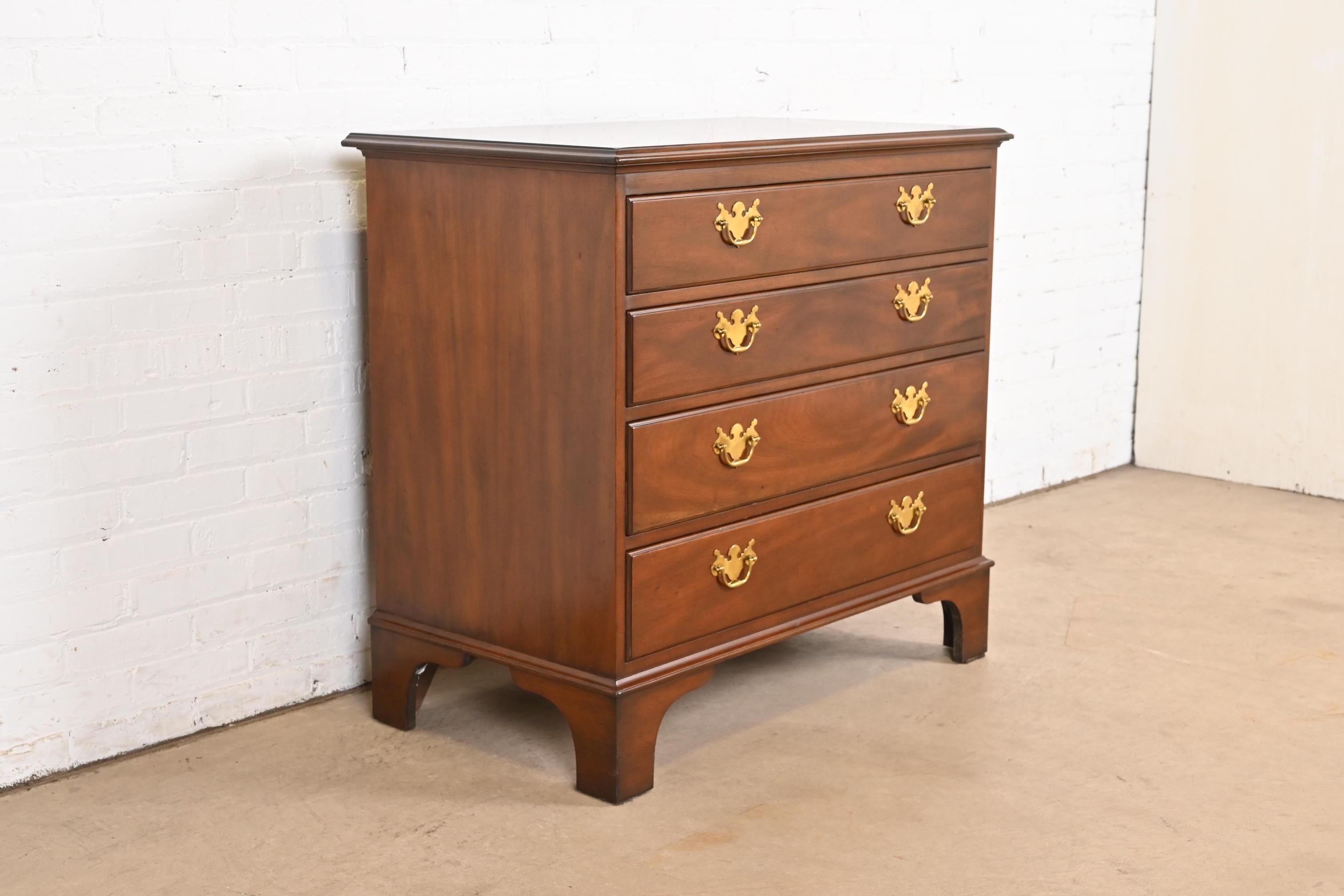 Baúl de cuatro cajones Kittinger Chippendale Colonial Williamsburg Caoba finales del siglo XX en venta