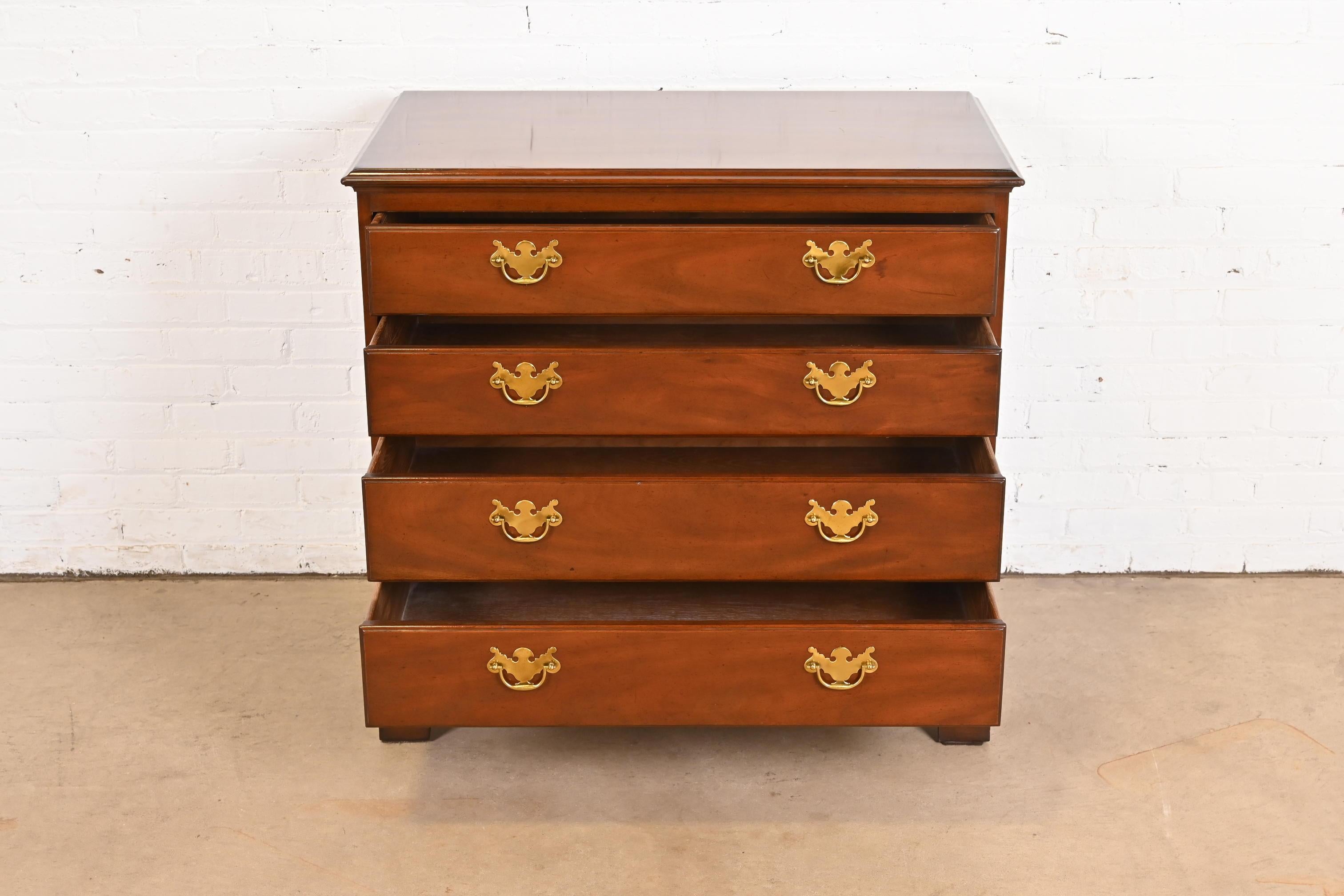 Baúl de cuatro cajones Kittinger Chippendale Colonial Williamsburg Caoba Latón en venta