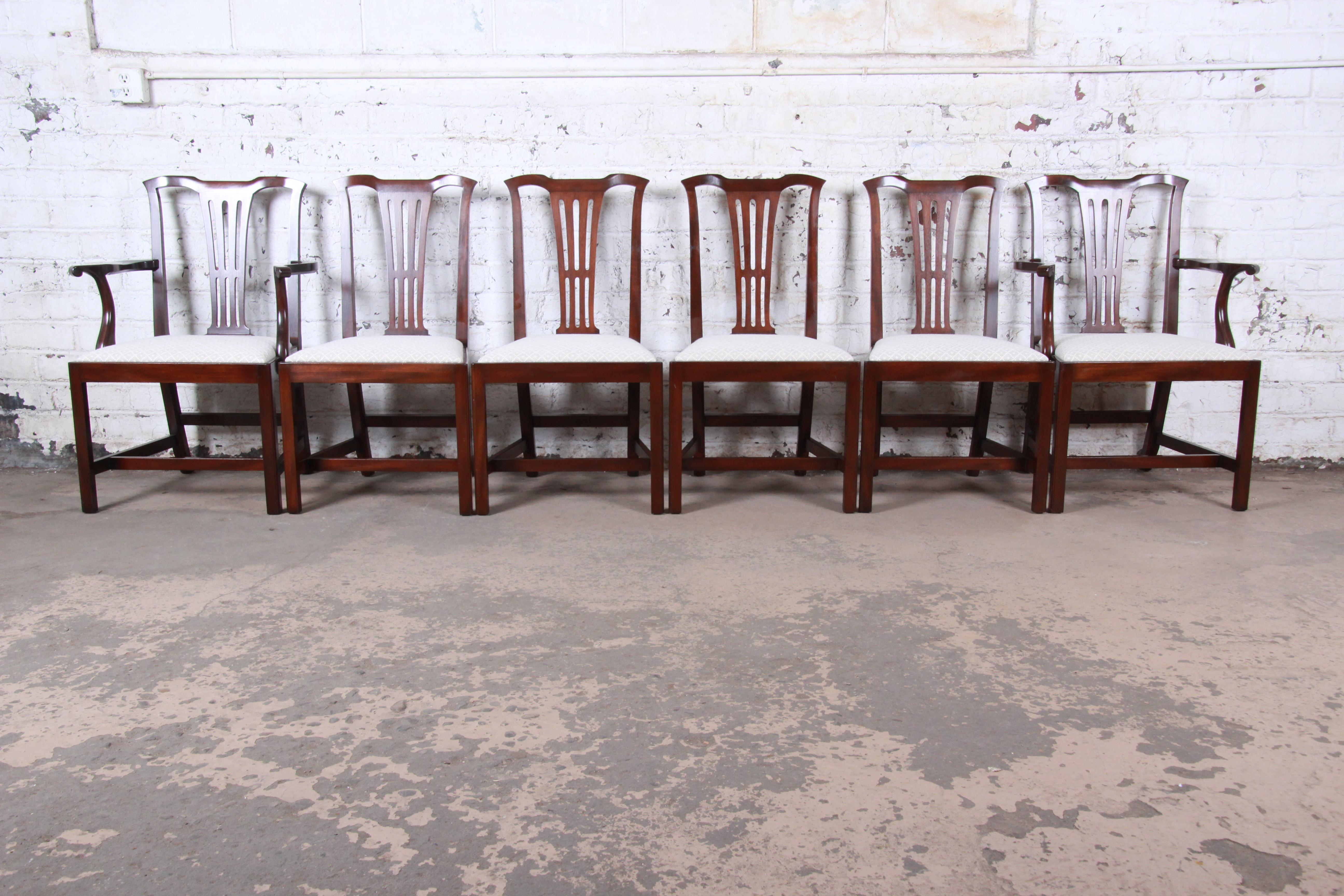 A gorgeous set of six Chippendale style mahogany dining chairs

By Kittinger

USA, circa 1970s

Mahogany and upholstery

Measures:
Side chairs - 21