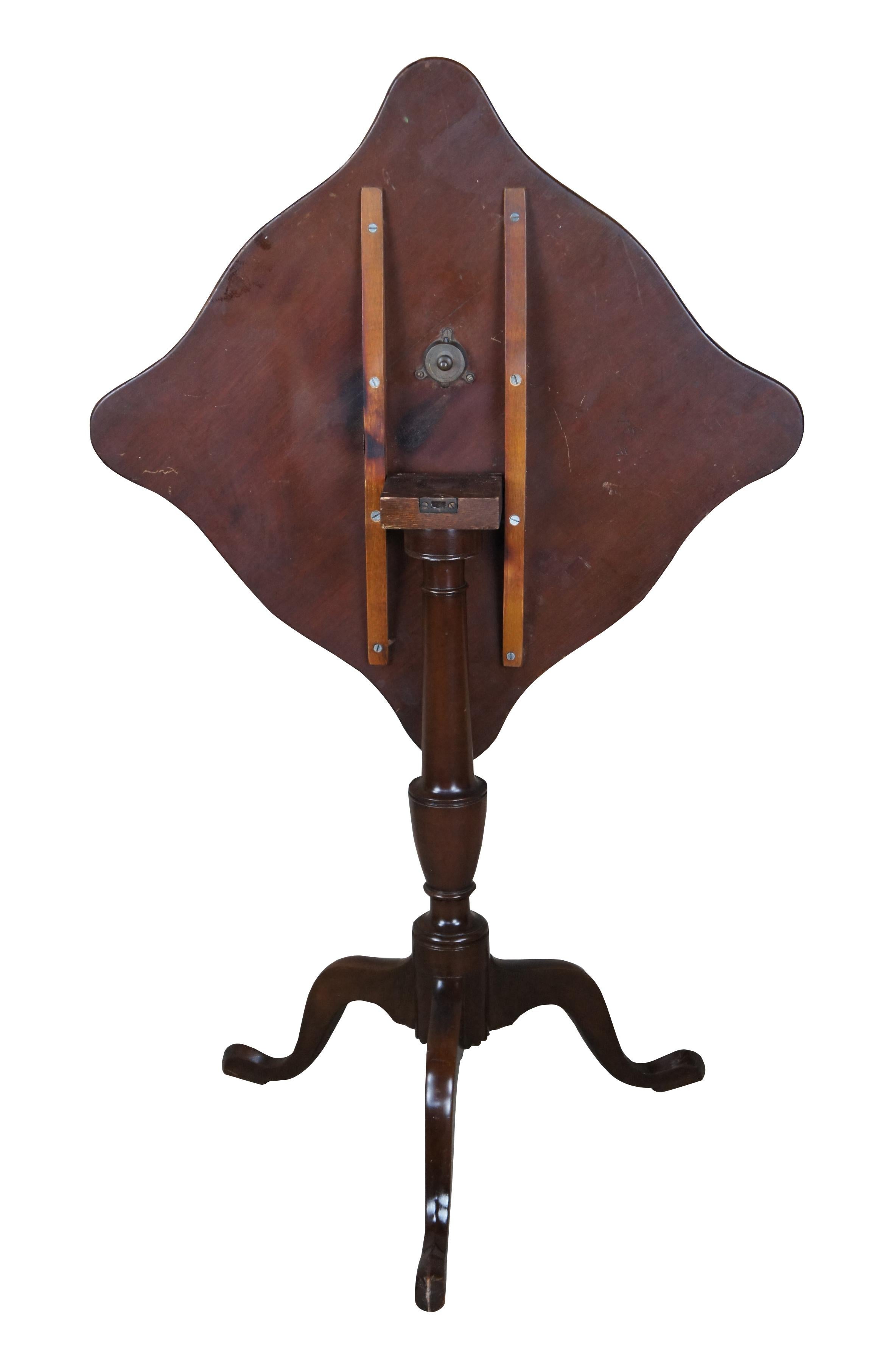 Kittinger Colonial Williamsburg Federal Mahogany Tilt Top Table Candle Stand In Good Condition For Sale In Dayton, OH