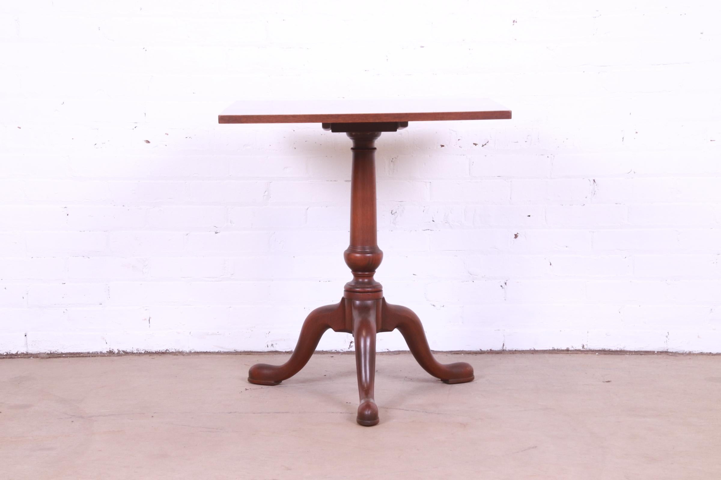 A gorgeous Georgian style solid mahogany pedestal tea table or occasional side table

By Kittinger, 