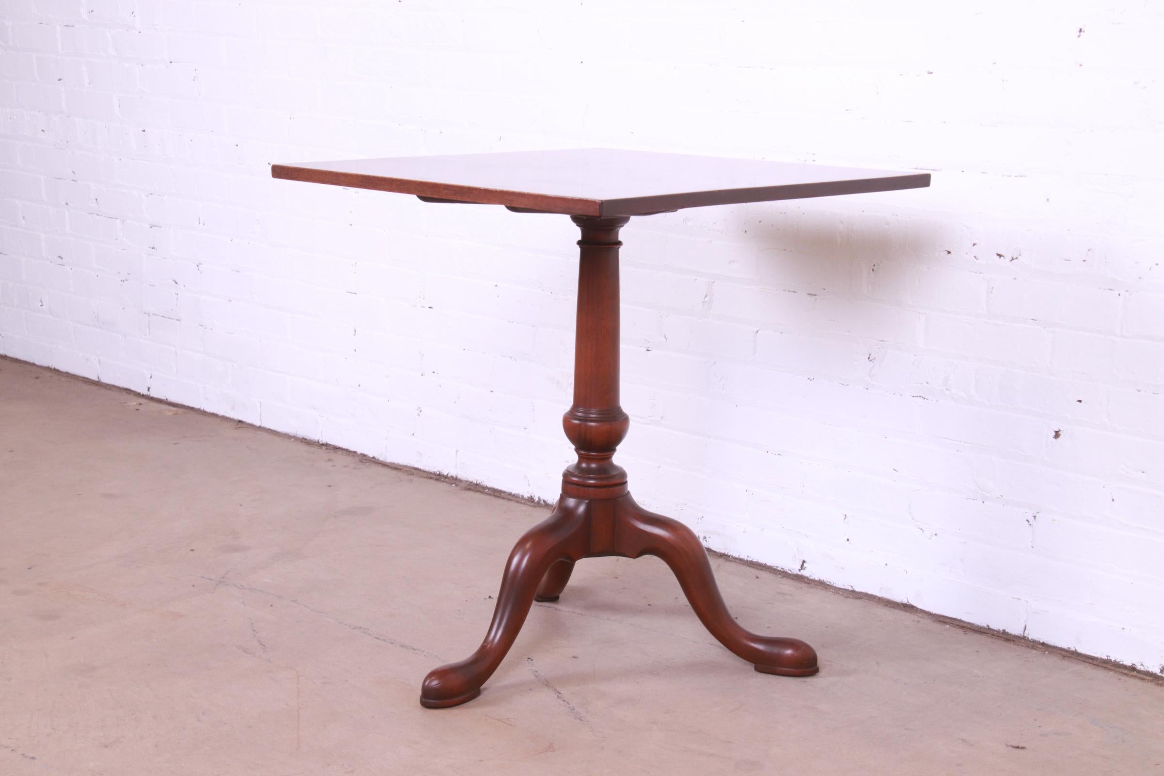 Kittinger Colonial Williamsburg Georgian Mahogany Pedestal Tea Table In Good Condition For Sale In South Bend, IN