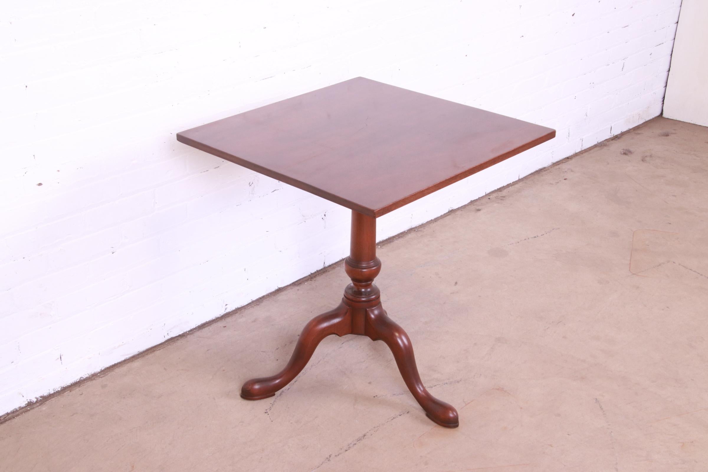 20th Century Kittinger Colonial Williamsburg Georgian Mahogany Pedestal Tea Table For Sale