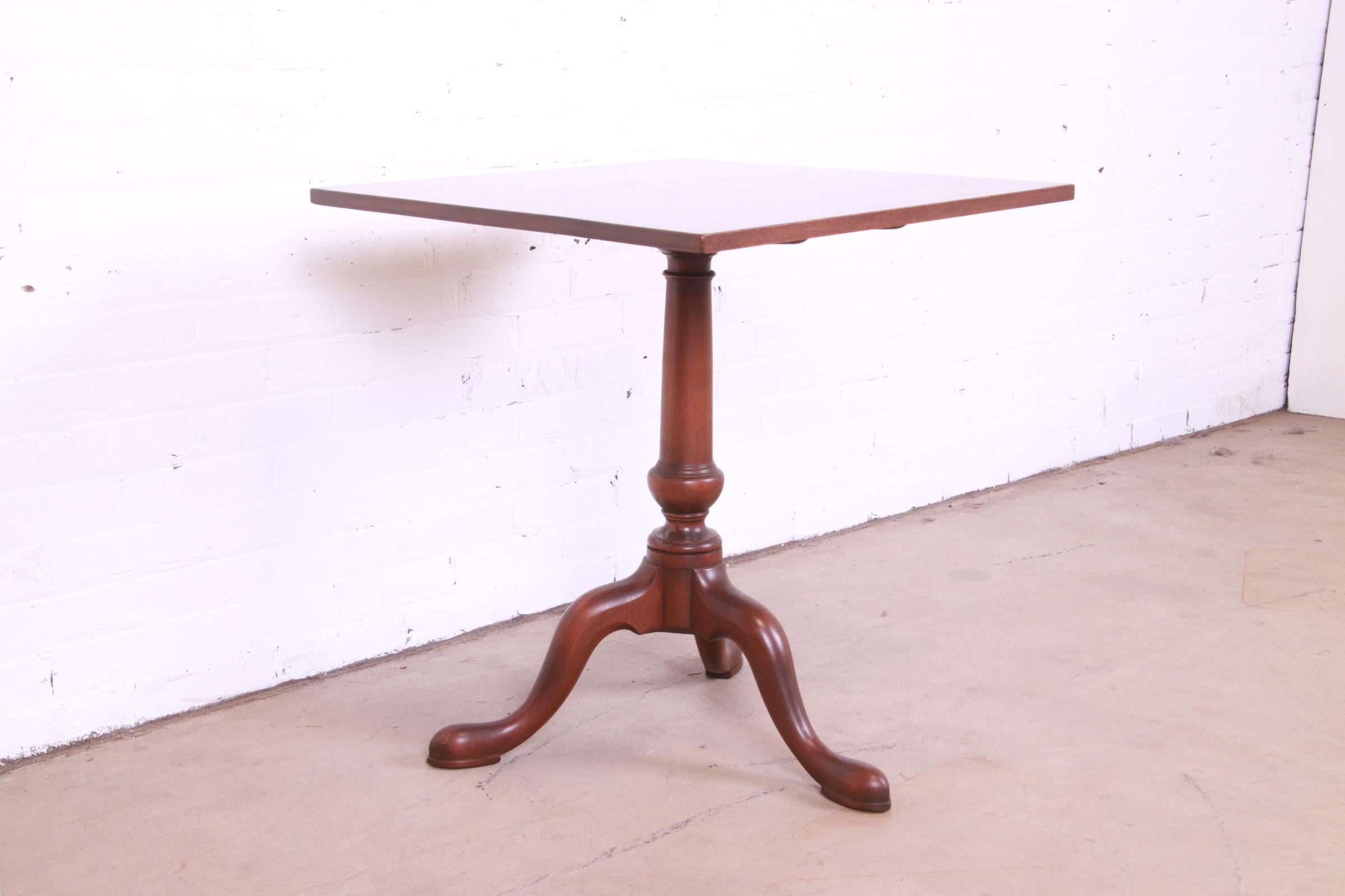 20ième siècle Kittinger Table à thé coloniale géorgienne à piédestal en acajou Colonial Williamsburg en vente