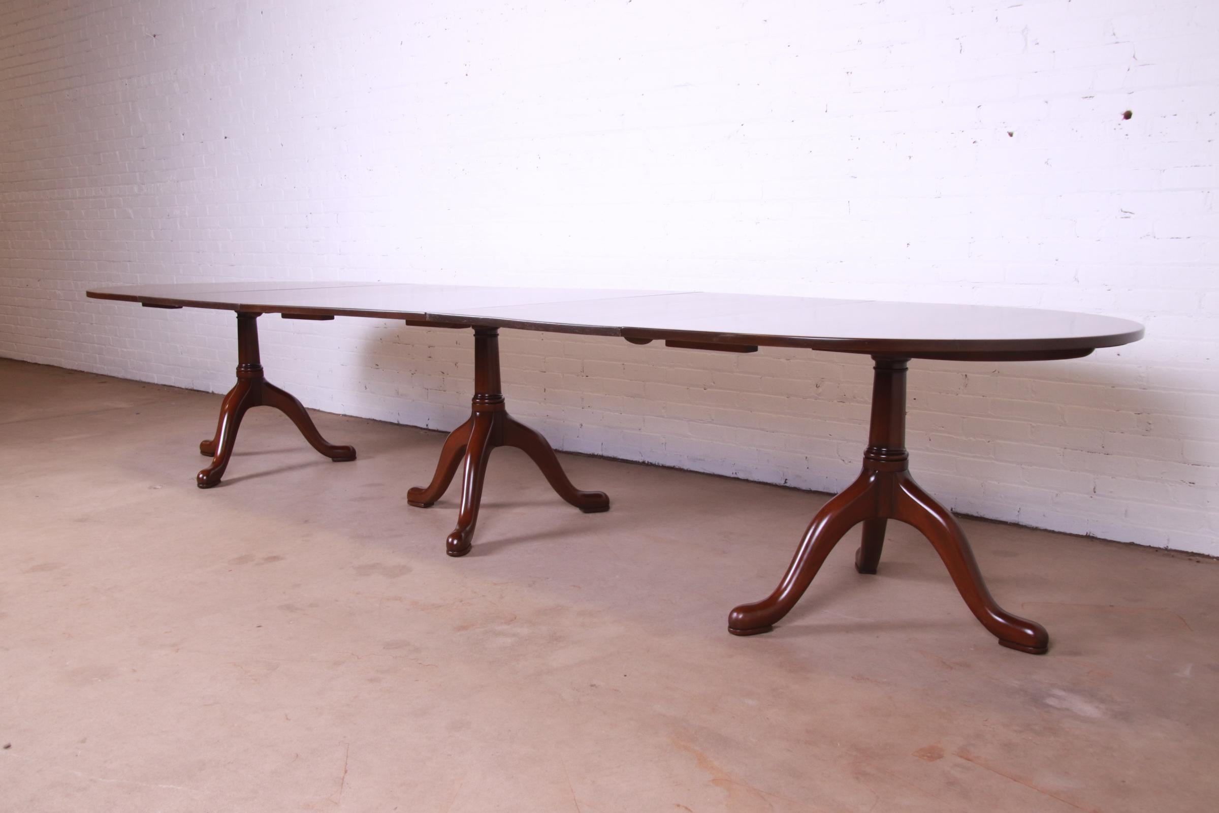 Kittinger Colonial Williamsburg Georgian Mahogany Triple Pedestal Dining Table In Good Condition In South Bend, IN