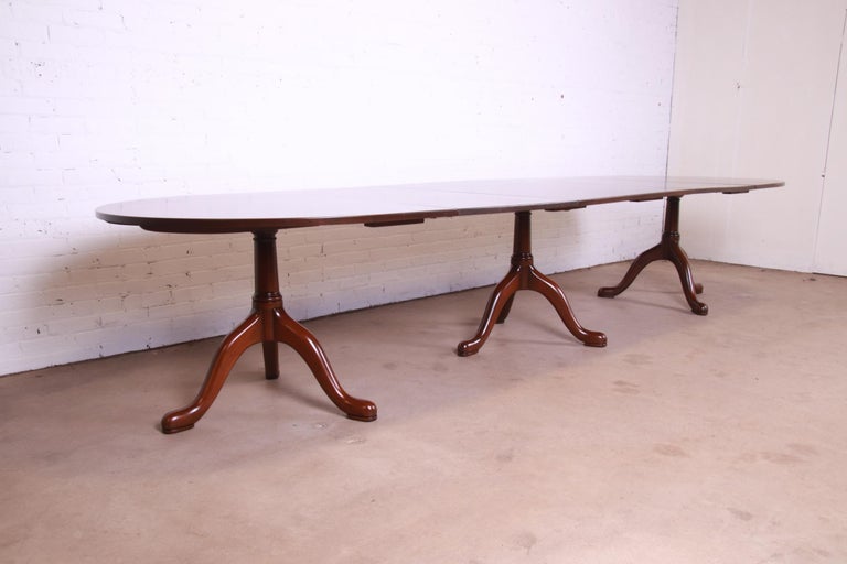 Kittinger Colonial Williamsburg Georgian Mahogany Triple Pedestal Dining Table For Sale 1