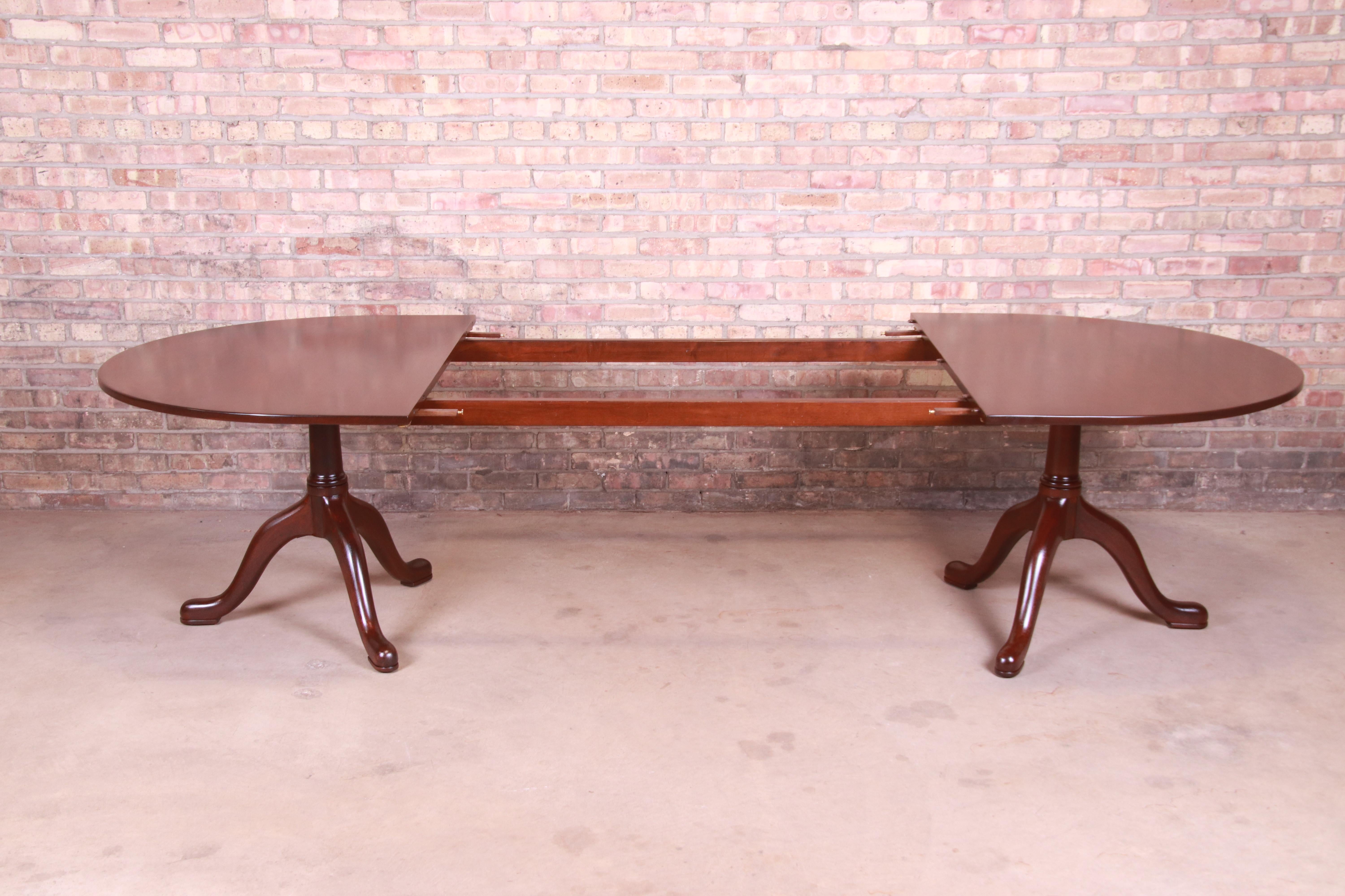 Kittinger Colonial Williamsburg Mahogany Extension Dining Table, Refinished In Good Condition In South Bend, IN