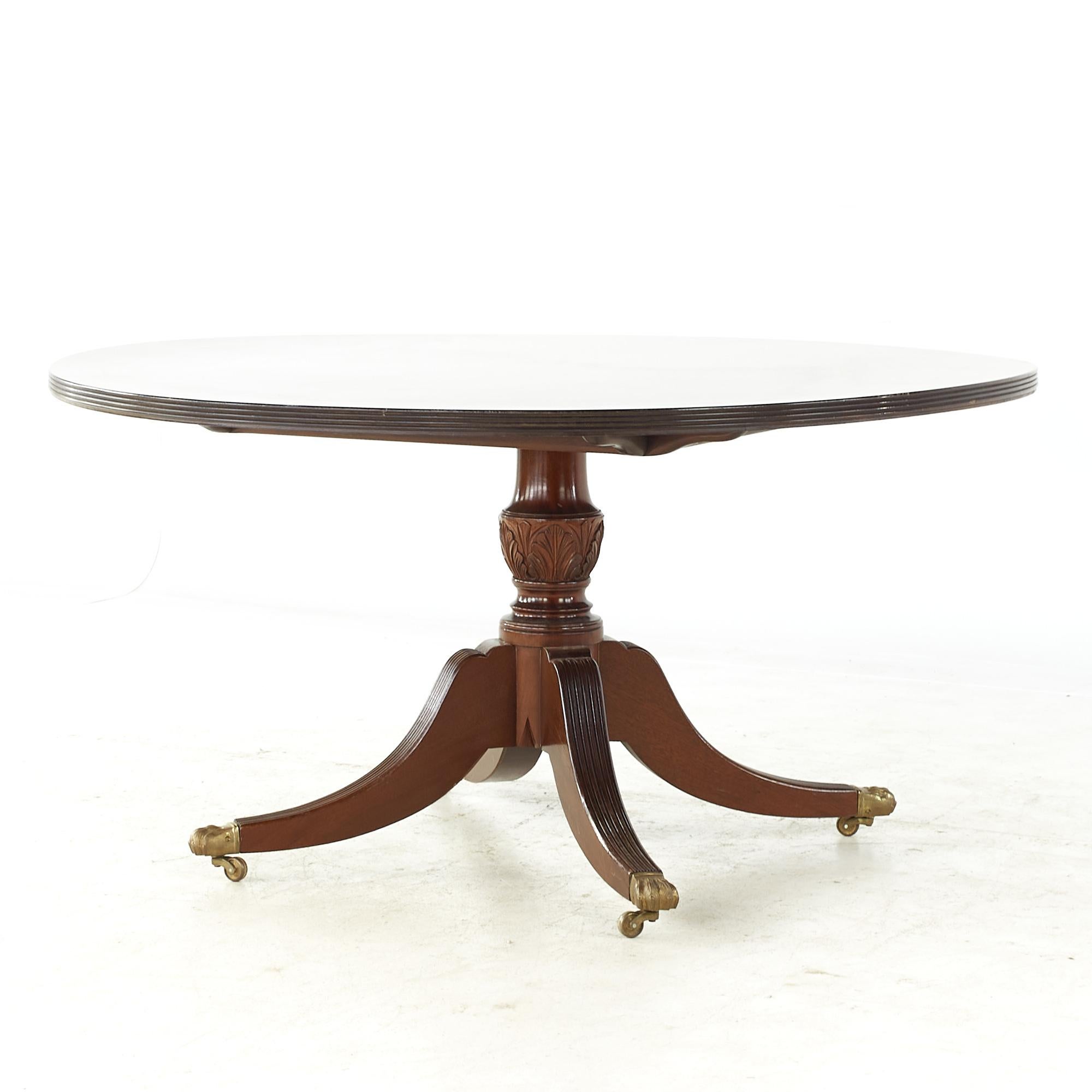 Moderne Table de salle à manger ronde contemporaine de 58 pouces Kittinger en vente