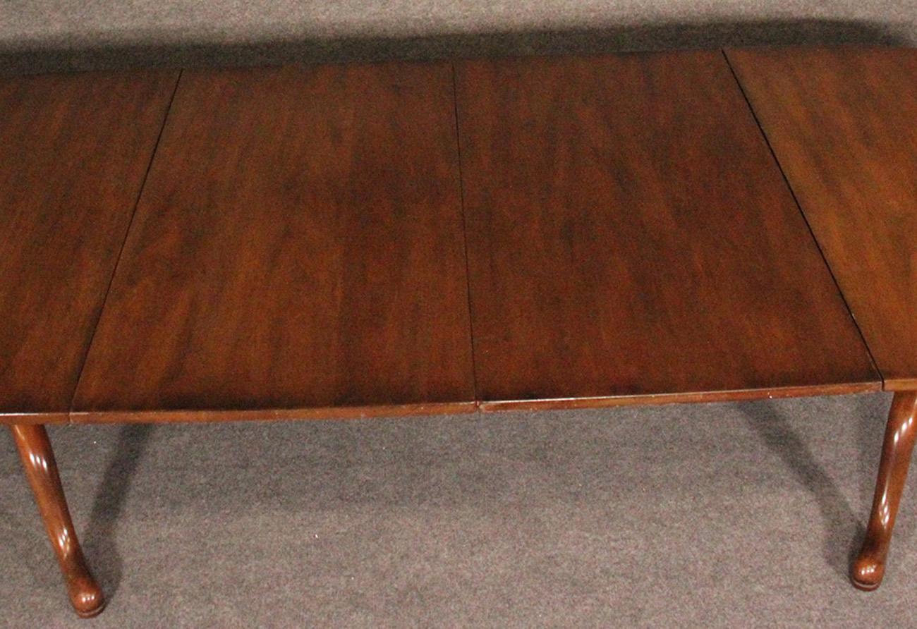 Kittinger CW Solid Mahogany Georgian Queen Anne Style Dining Table with 2 Leaves In Good Condition In Swedesboro, NJ