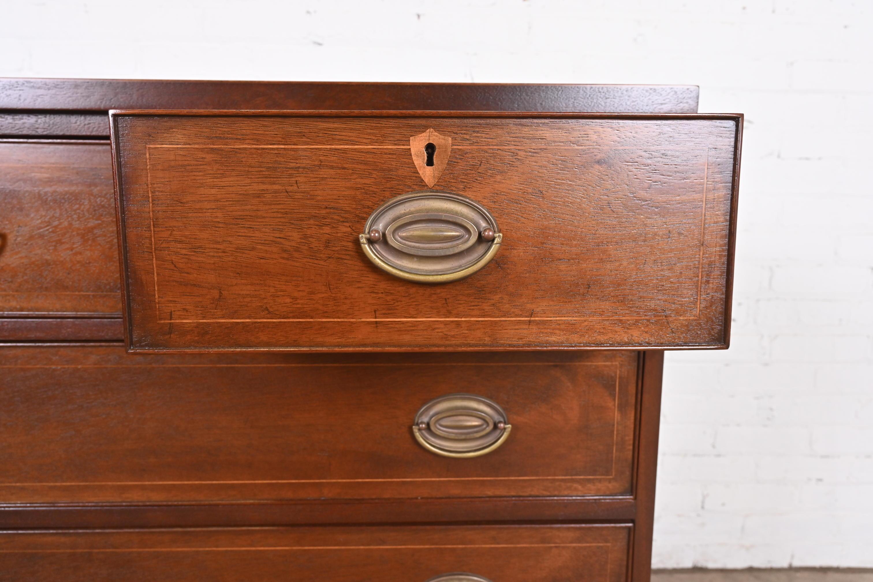 Kittinger Federal Inlaid Mahogany Ten-Drawer Dresser, Newly Refinished (en anglais) en vente 4