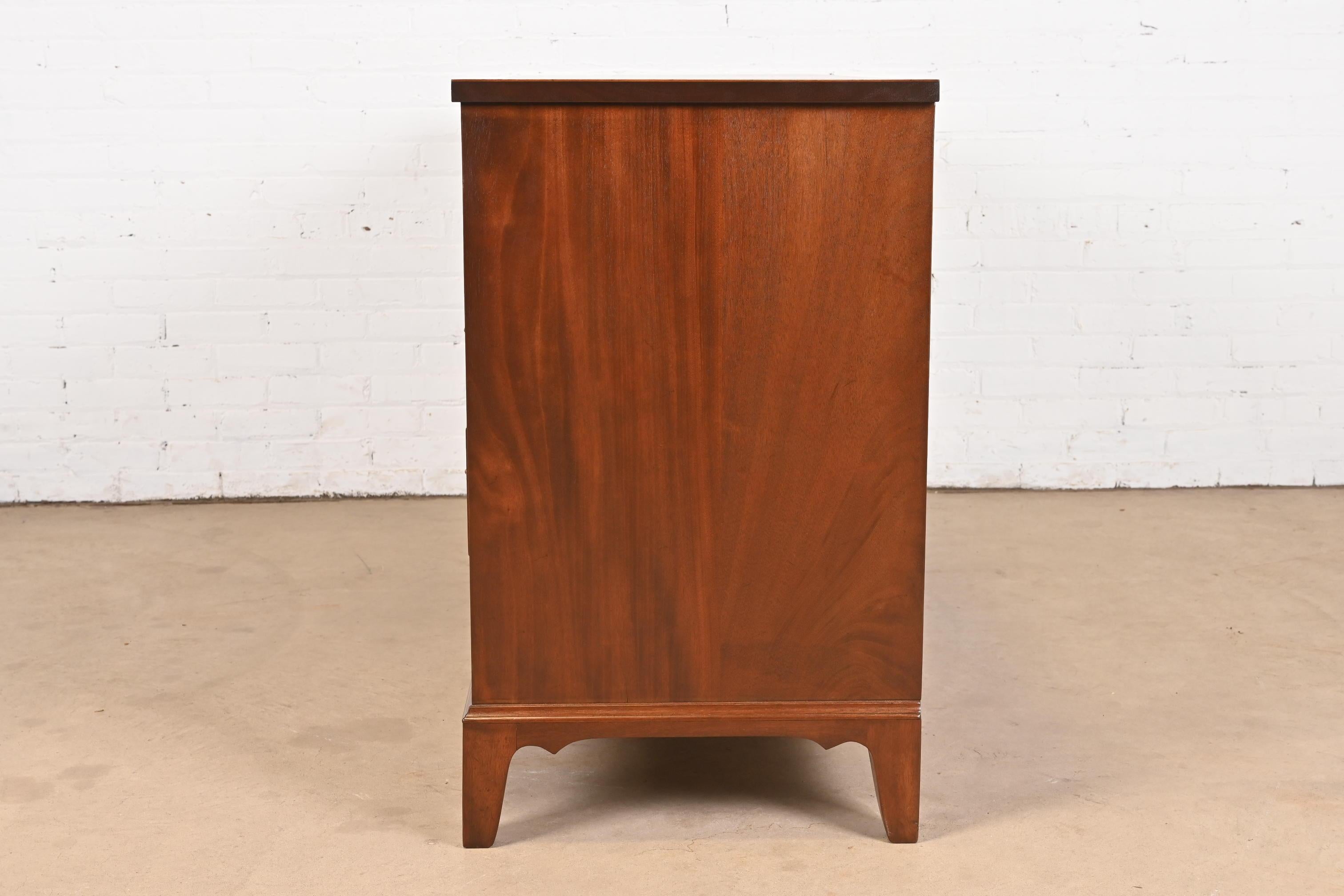 Kittinger Federal Inlaid Mahogany Ten-Drawer Dresser, Newly Refinished (en anglais) en vente 9