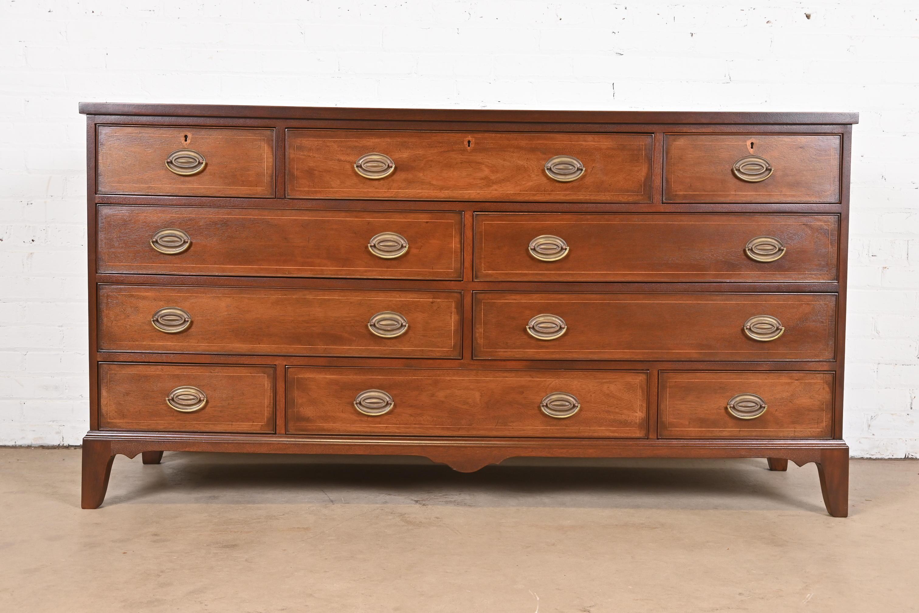 Kittinger Federal Inlaid Mahogany Ten-Drawer Dresser, Newly Refinished In Good Condition For Sale In South Bend, IN