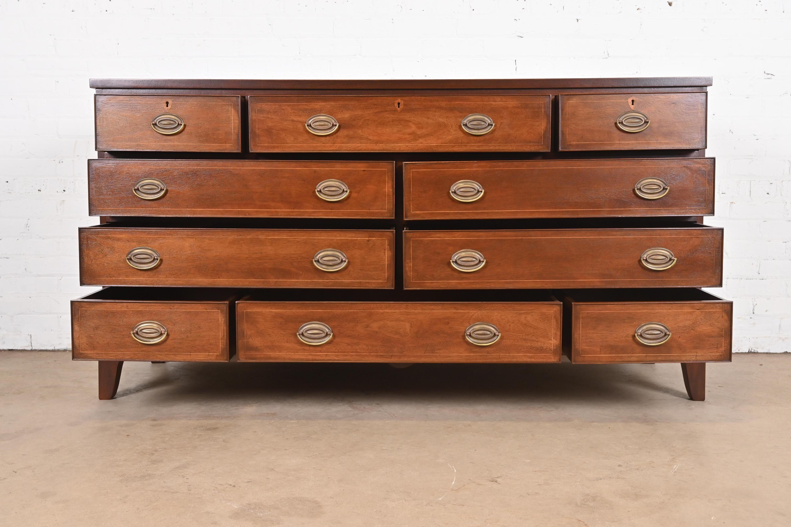 Laiton Kittinger Federal Inlaid Mahogany Ten-Drawer Dresser, Newly Refinished (en anglais) en vente