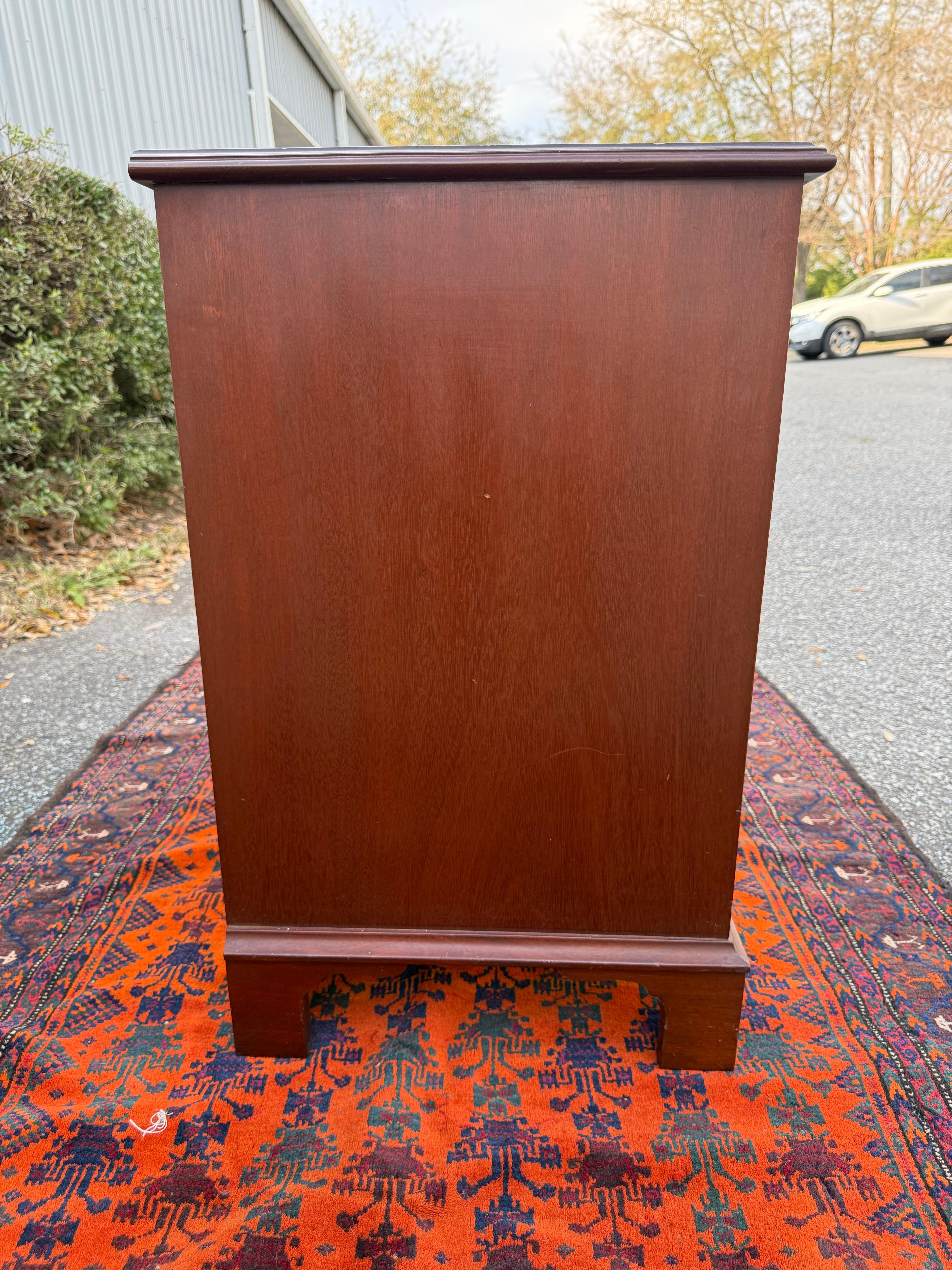 Baúl de cuatro cajones Kittinger en Bueno estado para la venta en Charleston, SC