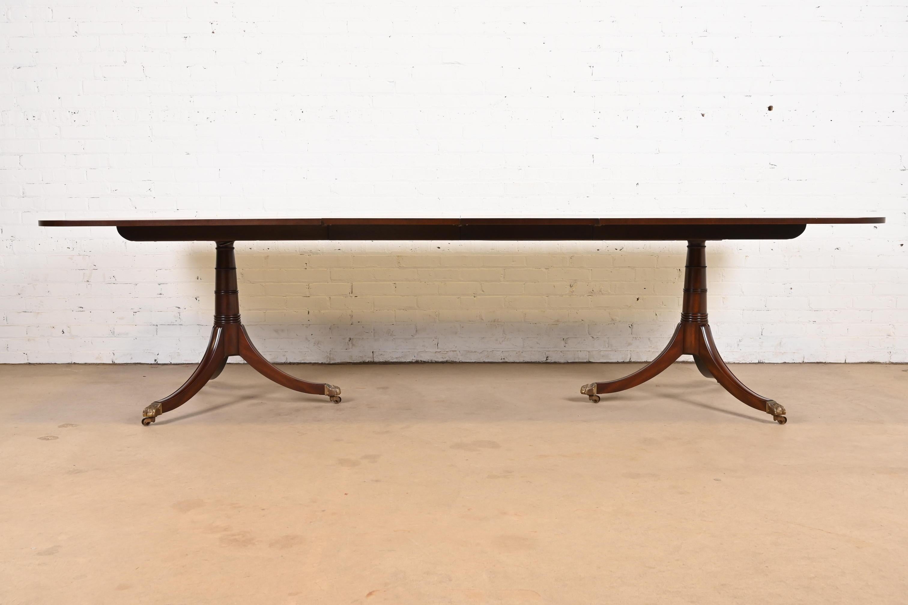 Kittinger Georgian Banded Mahogany Double Pedestal Dining Table, Refinished In Good Condition For Sale In South Bend, IN