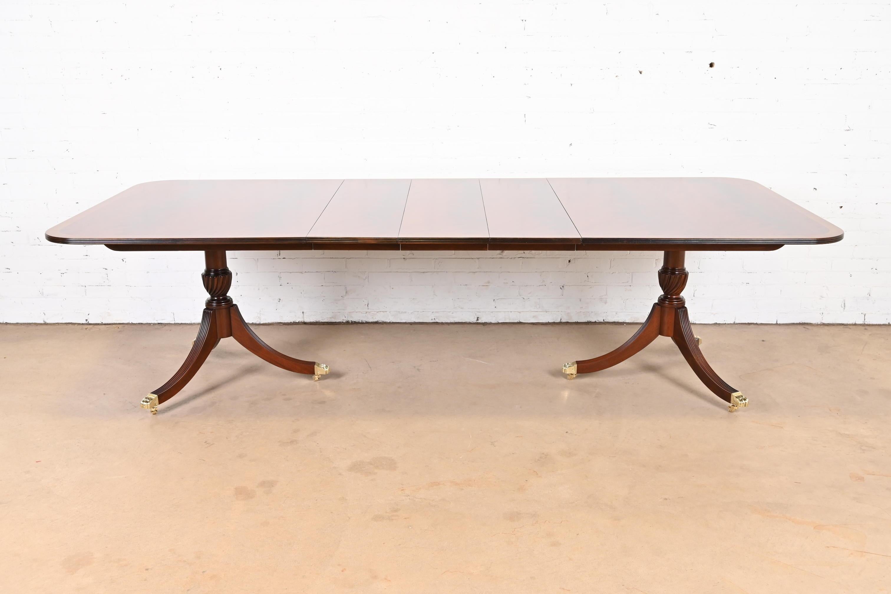 Kittinger Georgian Banded Mahogany Double Pedestal Extension Dining Table In Good Condition For Sale In South Bend, IN