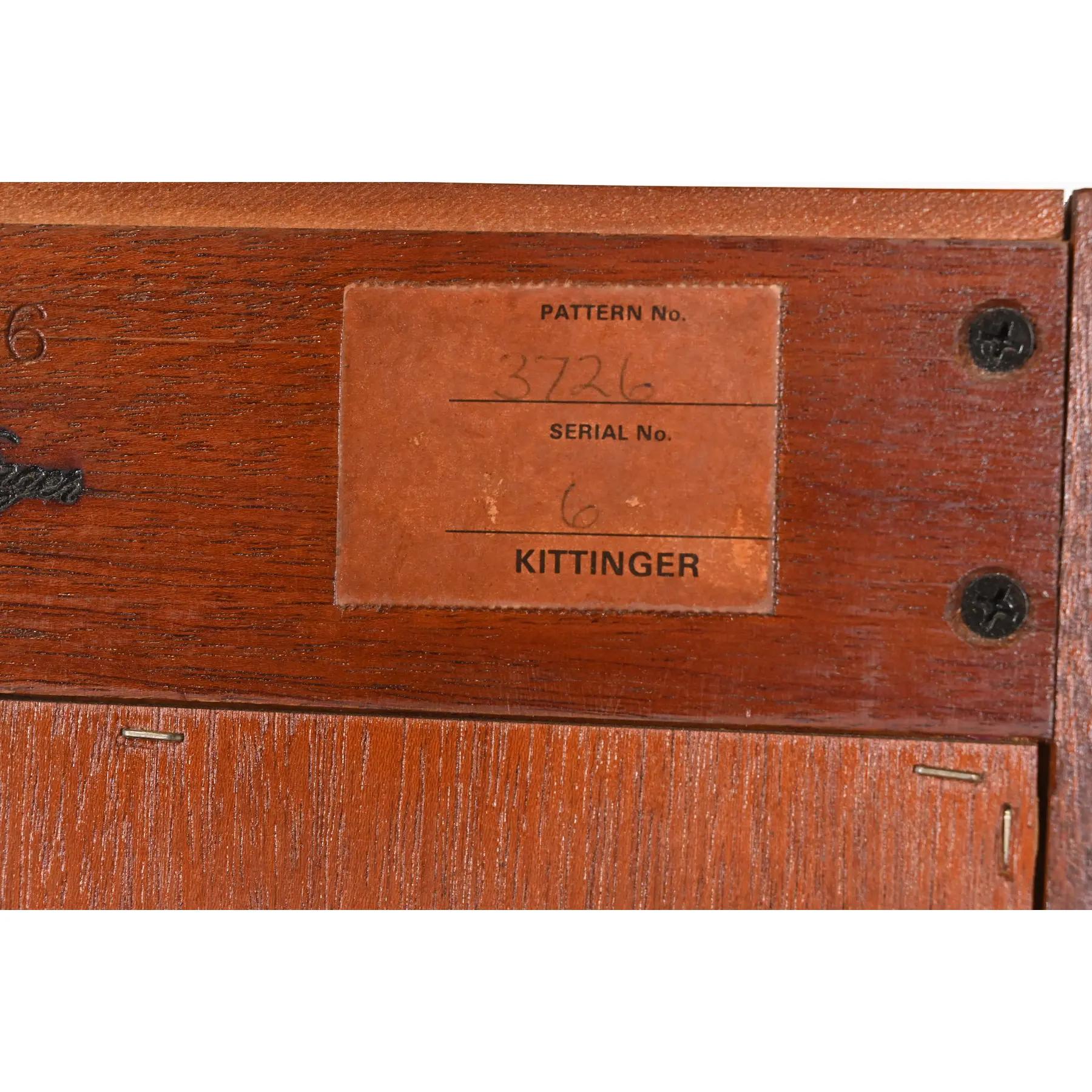 Kittinger, mobile libreria georgiano a fasce in mogano illuminato, con apertura a strappo in vendita 5