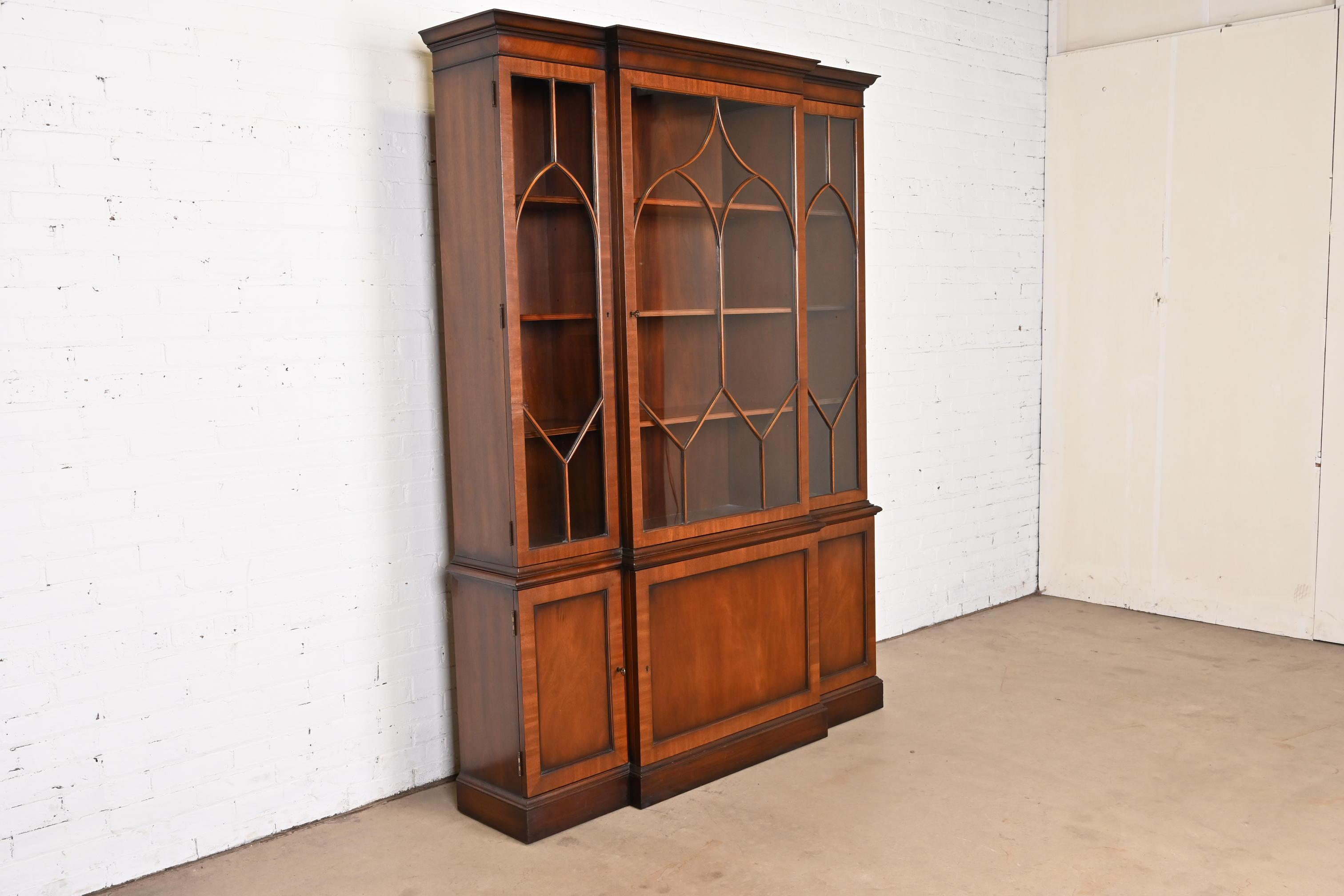 Kittinger Georgian Carved Mahogany Breakfront Bookcase Cabinet, Circa 1960s In Good Condition For Sale In South Bend, IN