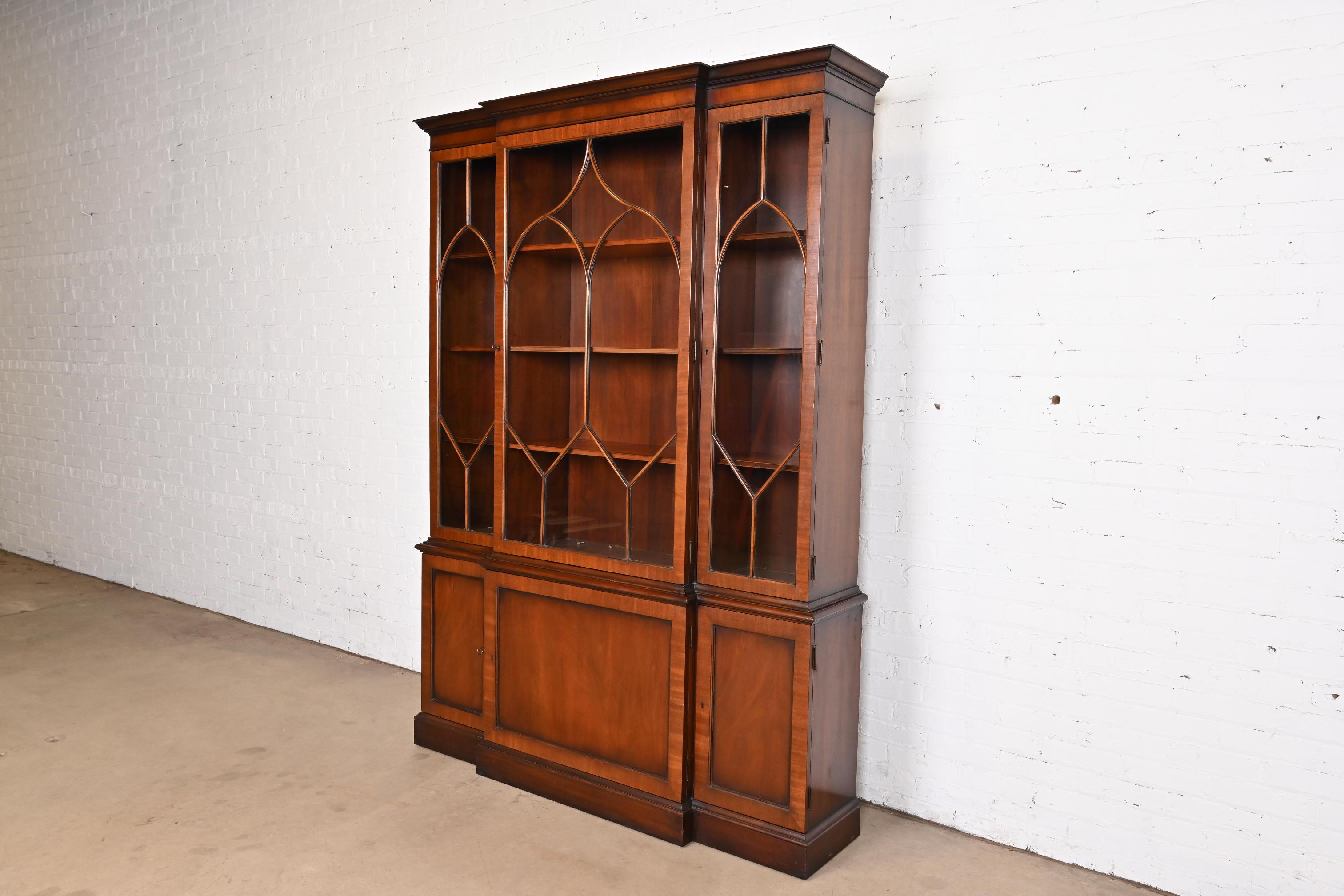 Mid-20th Century Kittinger Georgian Carved Mahogany Breakfront Bookcase Cabinet, Circa 1960s For Sale
