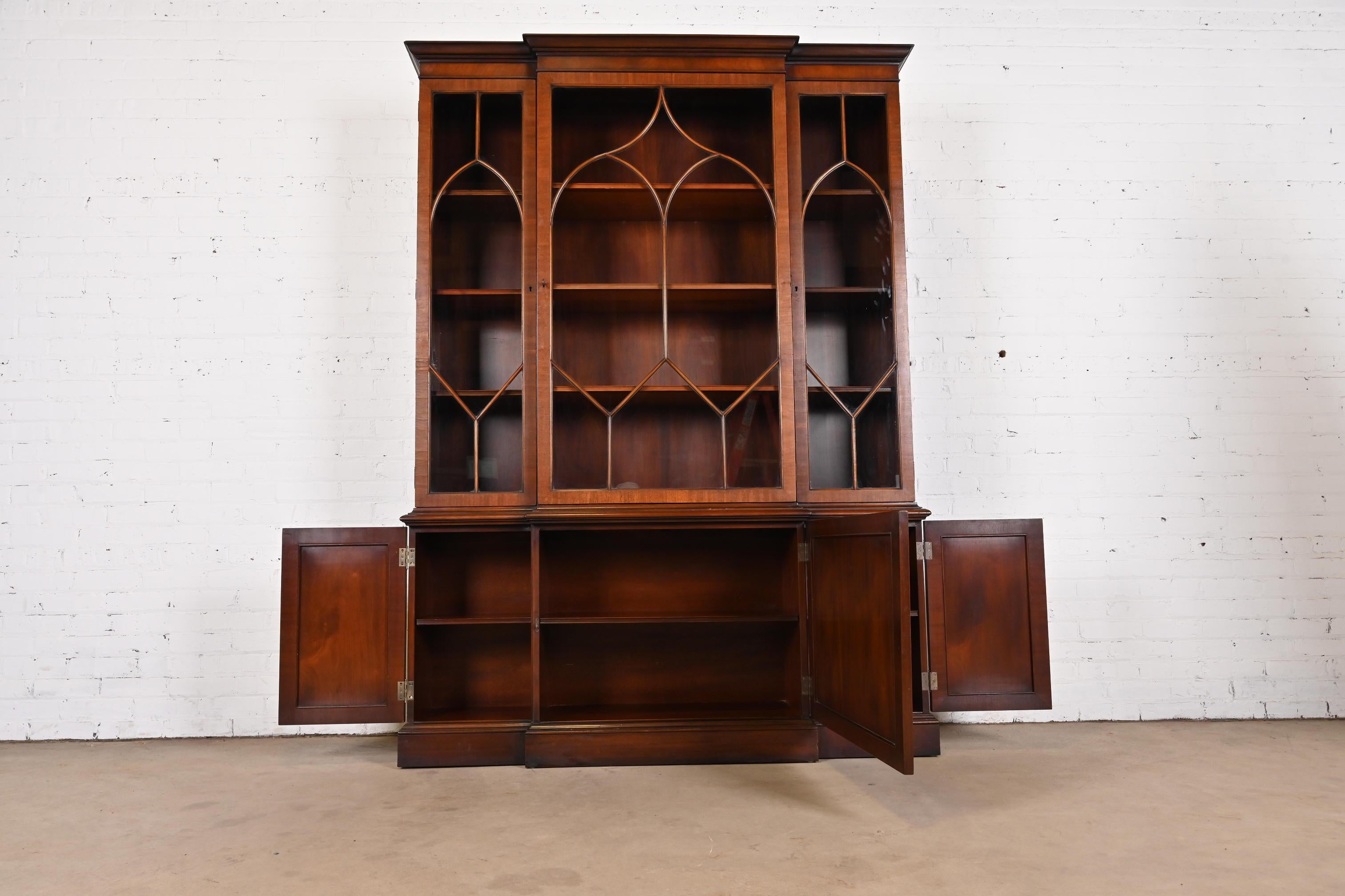 Kittinger Georgian Carved Mahogany Breakfront Bookcase Cabinet, Circa 1960s For Sale 1