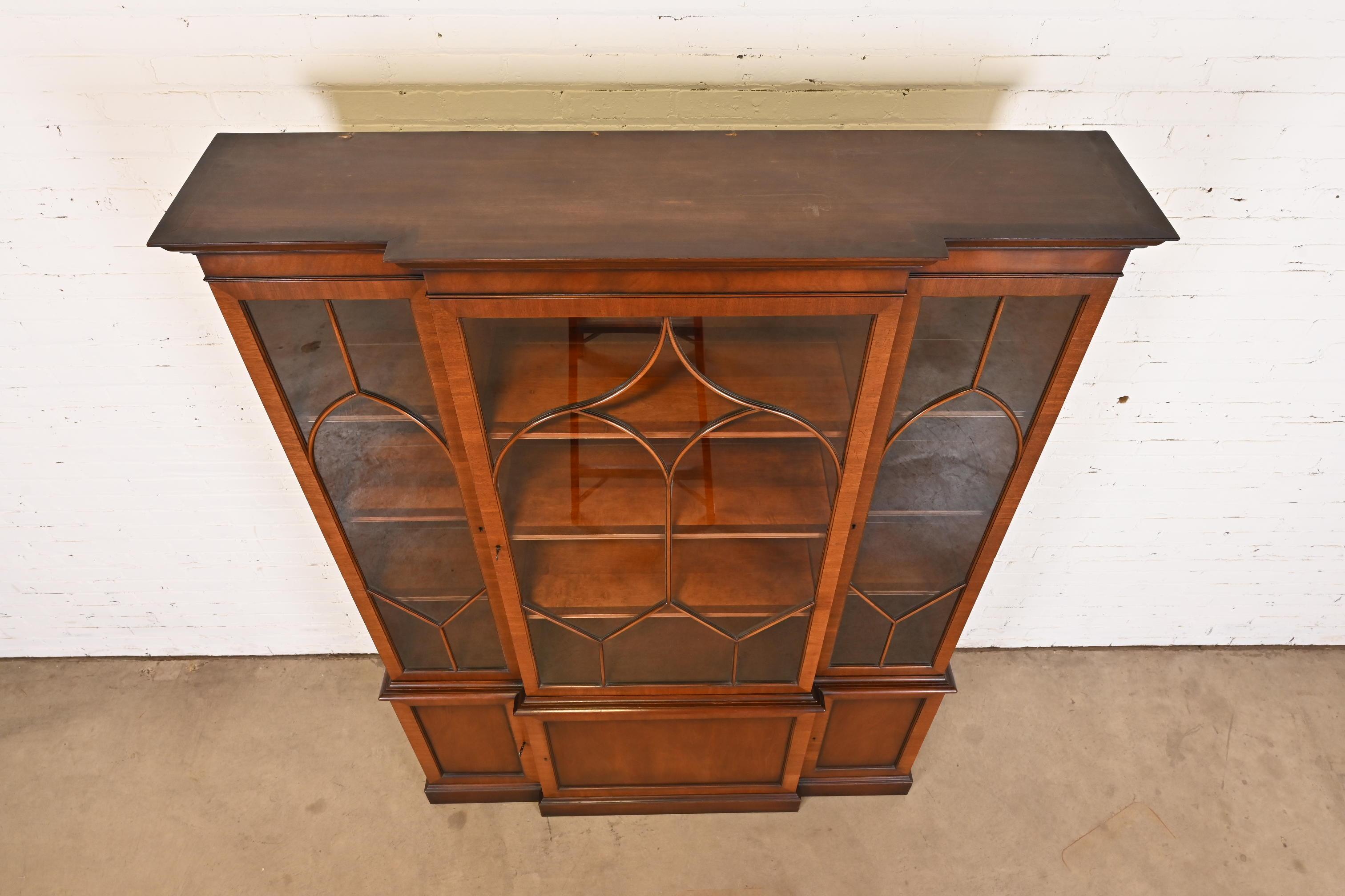 Kittinger Georgian Carved Mahogany Breakfront Bookcase Cabinet, Circa 1960s For Sale 2