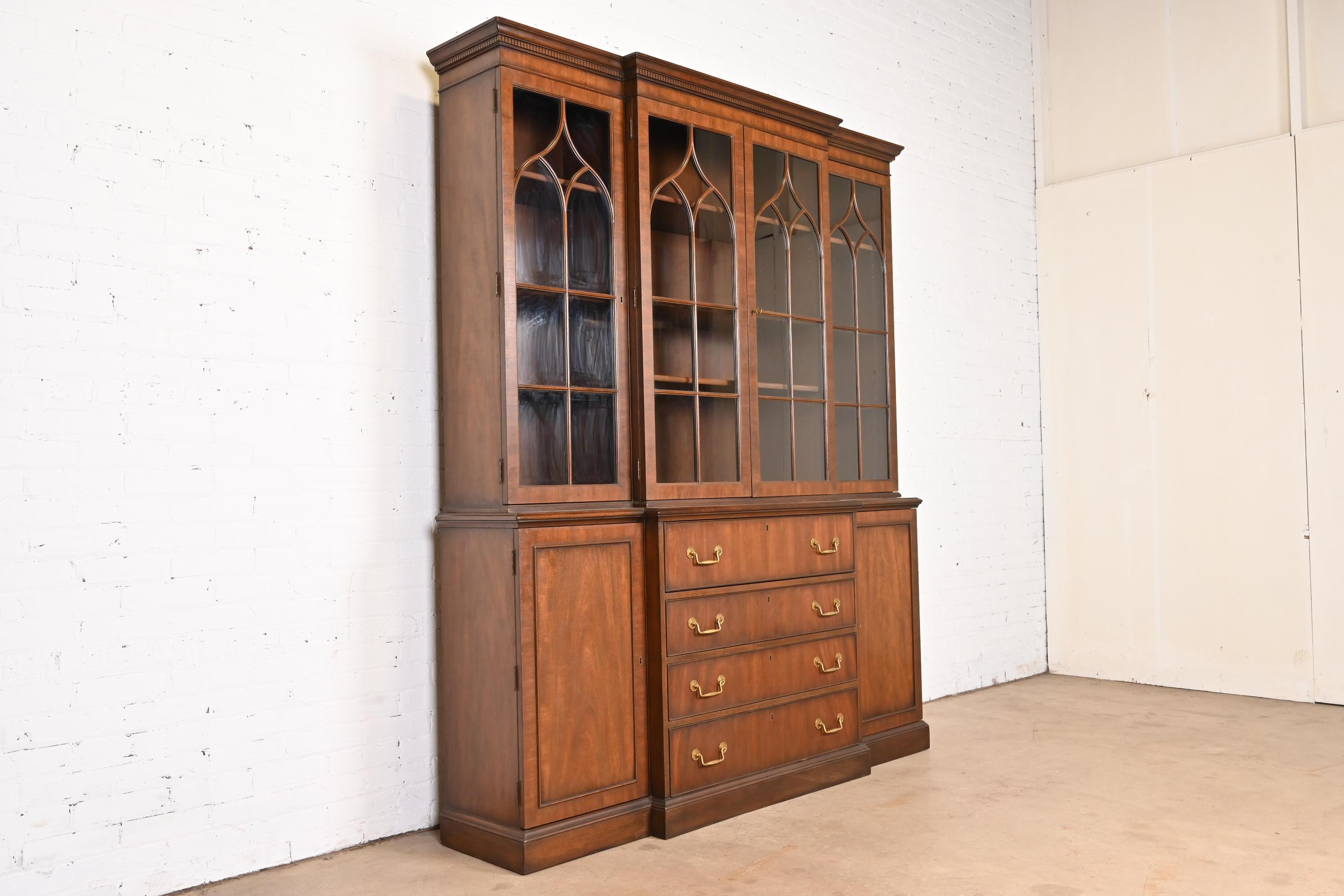 Kittinger Georgian Carved Mahogany Breakfront Bookcase Cabinet In Good Condition In South Bend, IN