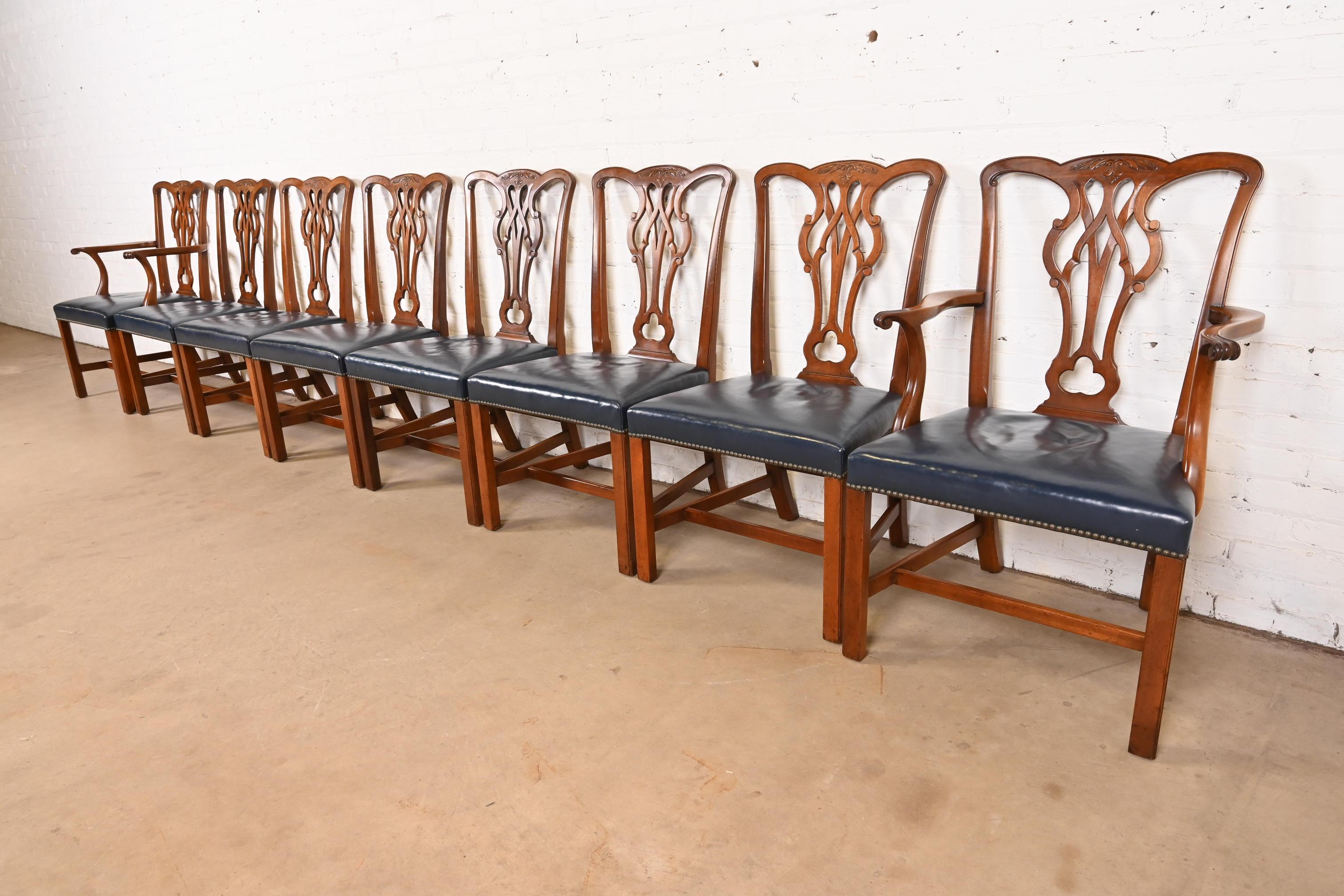 Uno splendido set di otto sedie da pranzo in stile georgiano o Chippendale

Da Kittinger

USA, circa anni '1980

Cornici in mogano massiccio intagliato, con sedili in pelle blu tempestati di ottone.

Misure: 
Sedie laterali: 22