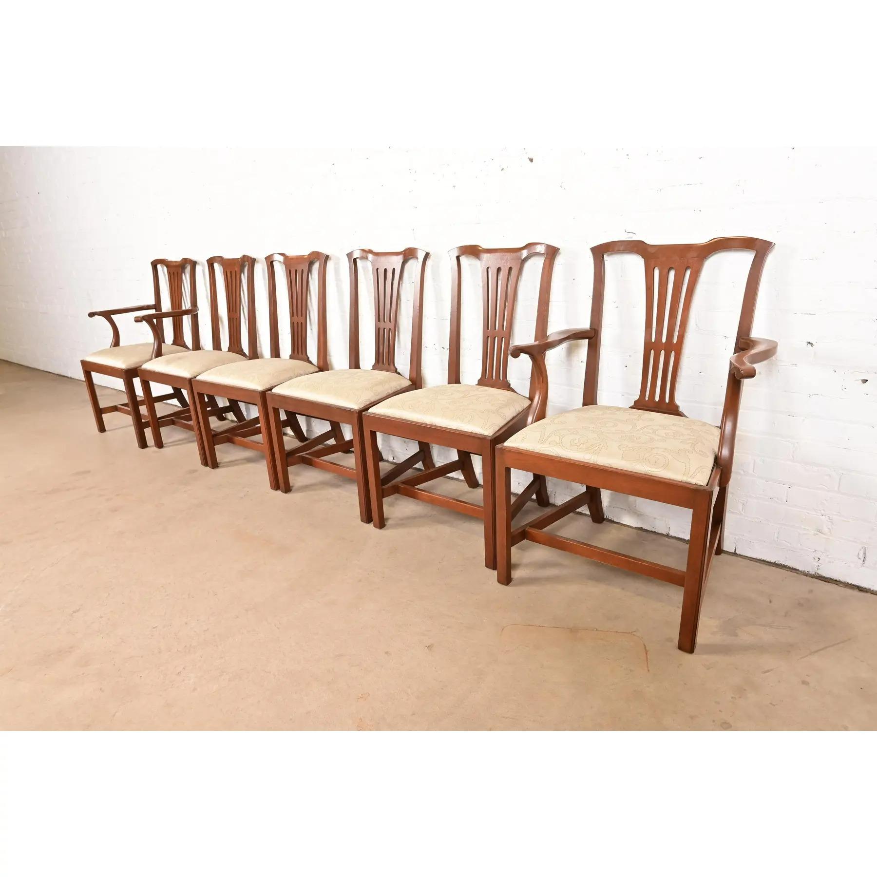 Uno splendido set di sei sedie da pranzo in stile georgiano o Chippendale

Di Kittinger, Collezione 