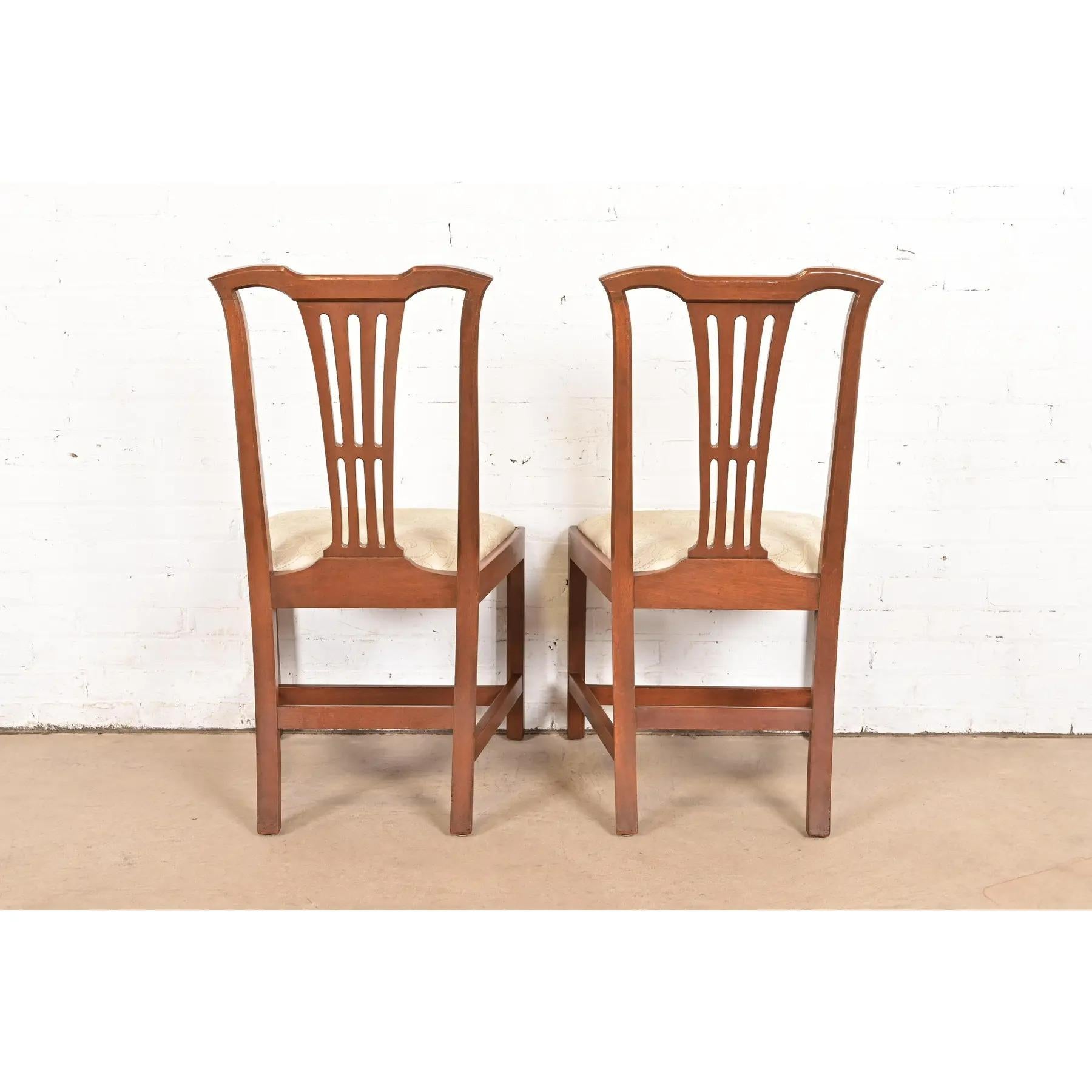 Paire de chaises d'appoint ou de chaises de salle à manger en acajou sculpté de style géorgien Kittinger en vente 3
