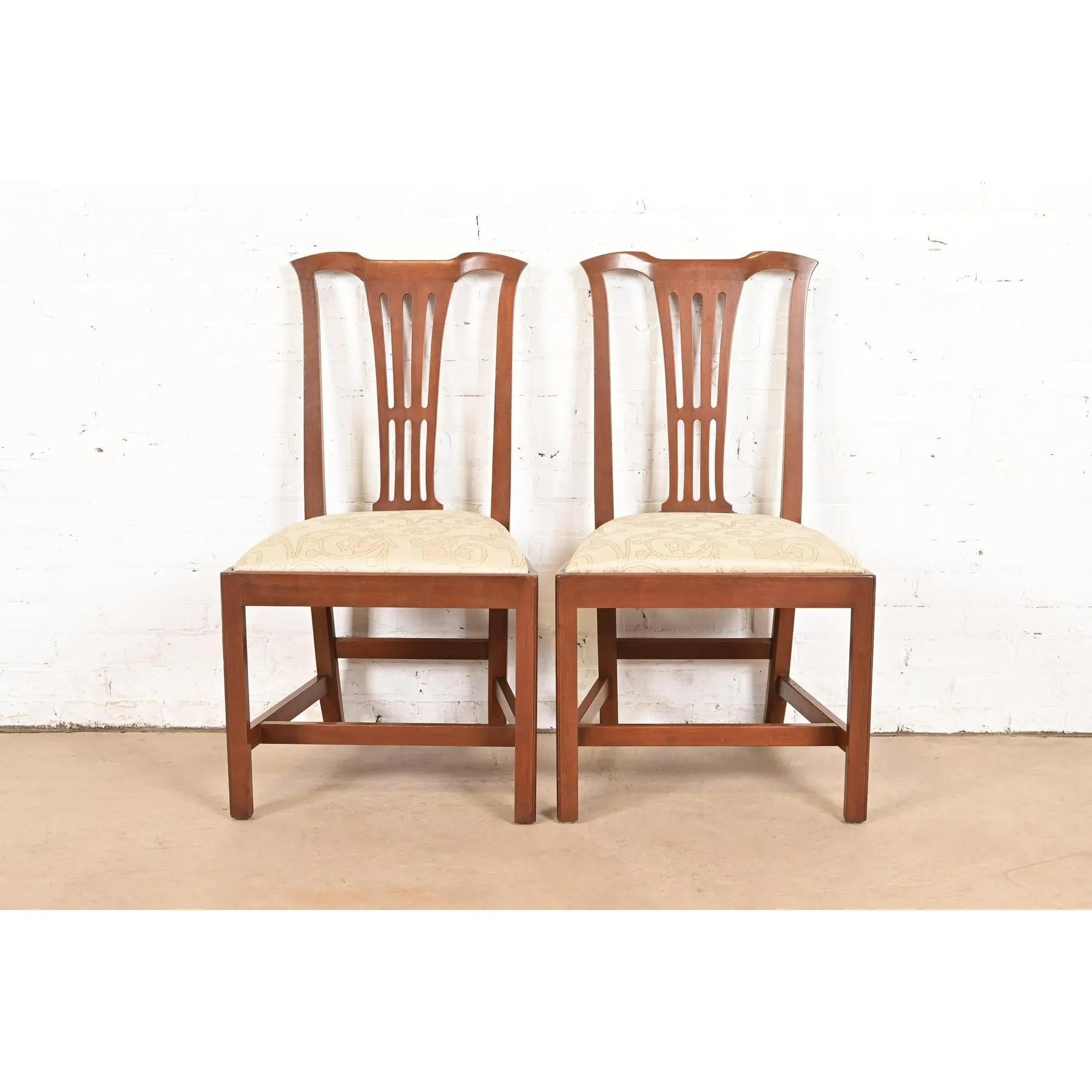 Une magnifique paire de chaises de salle à manger en acajou de style Chippendale

Par Kittinger

USA, Circa 1980

Cadres en acajou massif sculpté, avec sièges rembourrés.

Dimensions : 21 