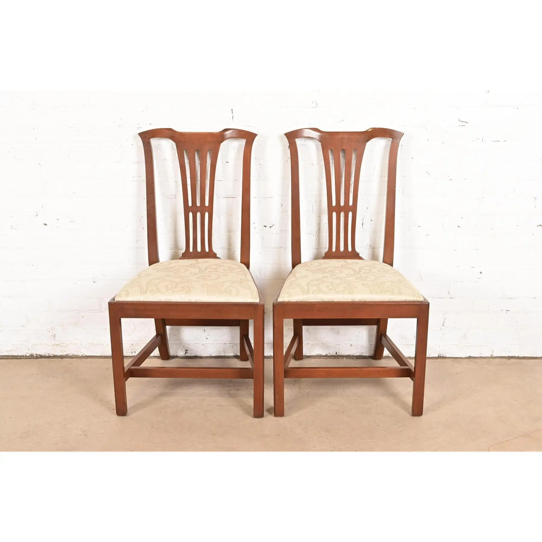 Chippendale Paire de chaises d'appoint ou de chaises de salle à manger en acajou sculpté de style géorgien Kittinger en vente