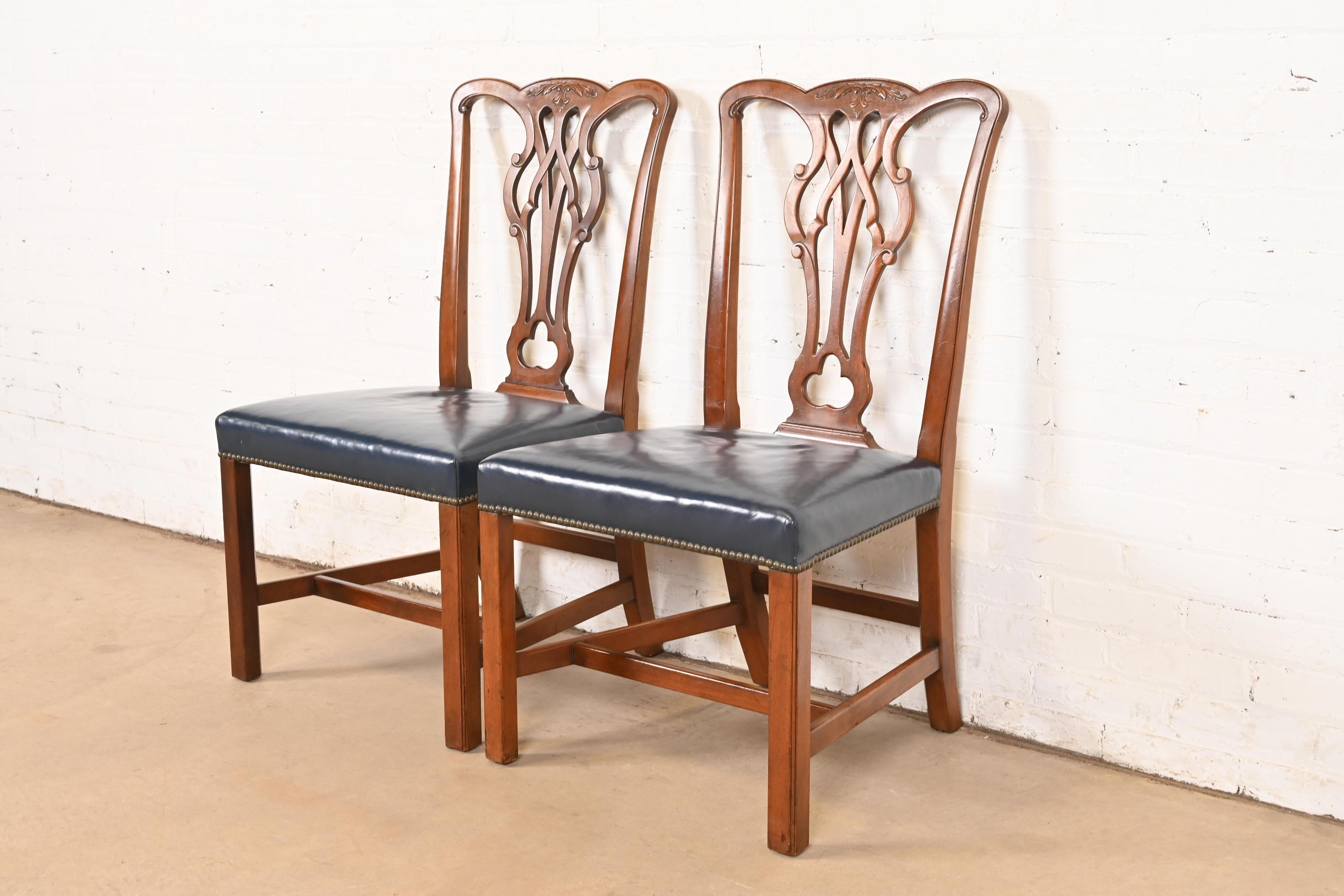 Kittinger Georgian Carved Mahogany Side Chairs or Dining Chairs, Pair In Good Condition For Sale In South Bend, IN