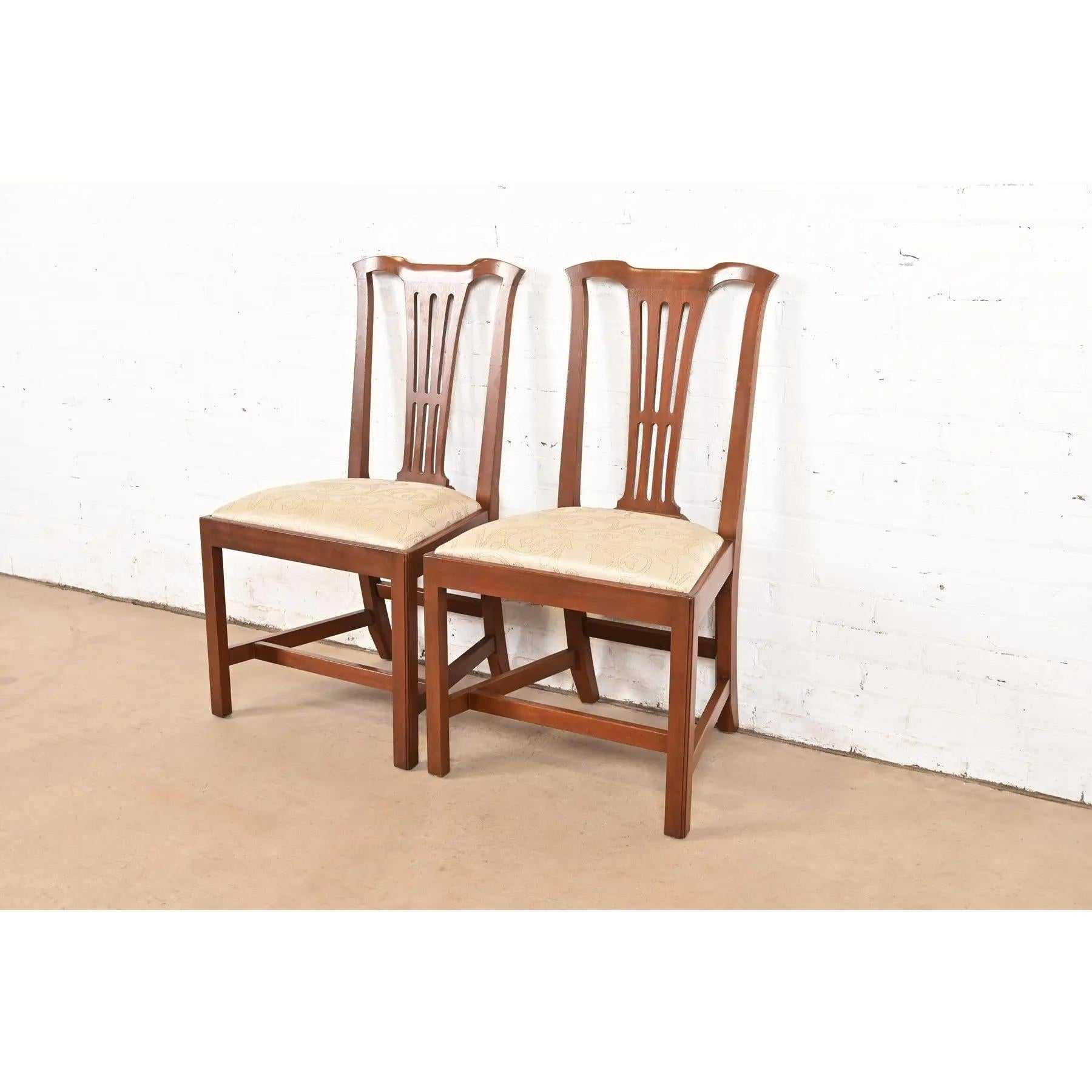 Américain Paire de chaises d'appoint ou de chaises de salle à manger en acajou sculpté de style géorgien Kittinger en vente