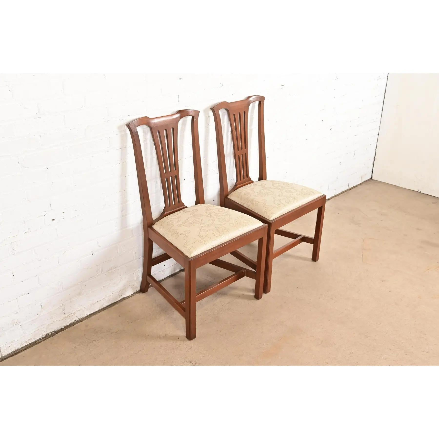 Paire de chaises d'appoint ou de chaises de salle à manger en acajou sculpté de style géorgien Kittinger Bon état - En vente à South Bend, IN