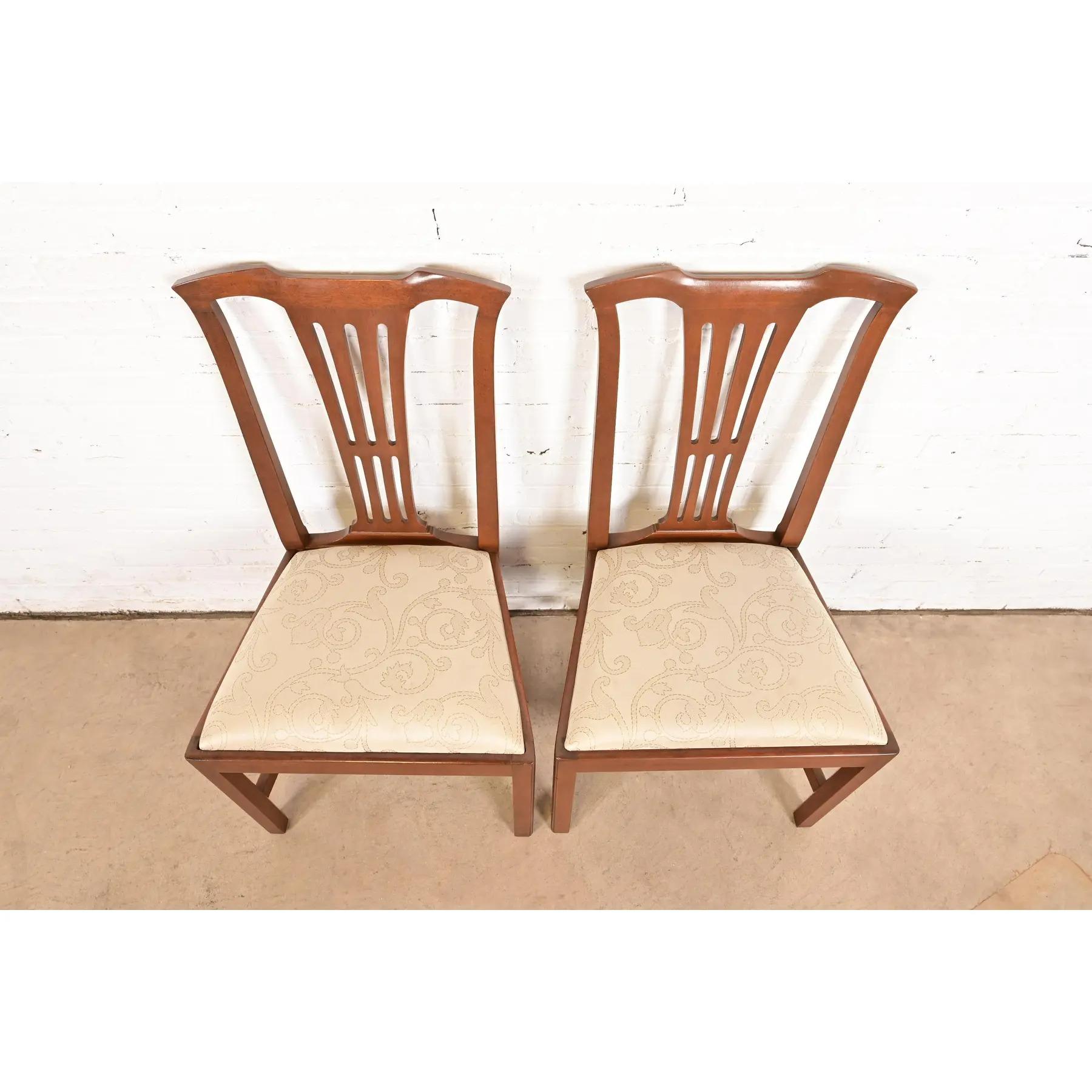 Fin du 20e siècle Paire de chaises d'appoint ou de chaises de salle à manger en acajou sculpté de style géorgien Kittinger en vente